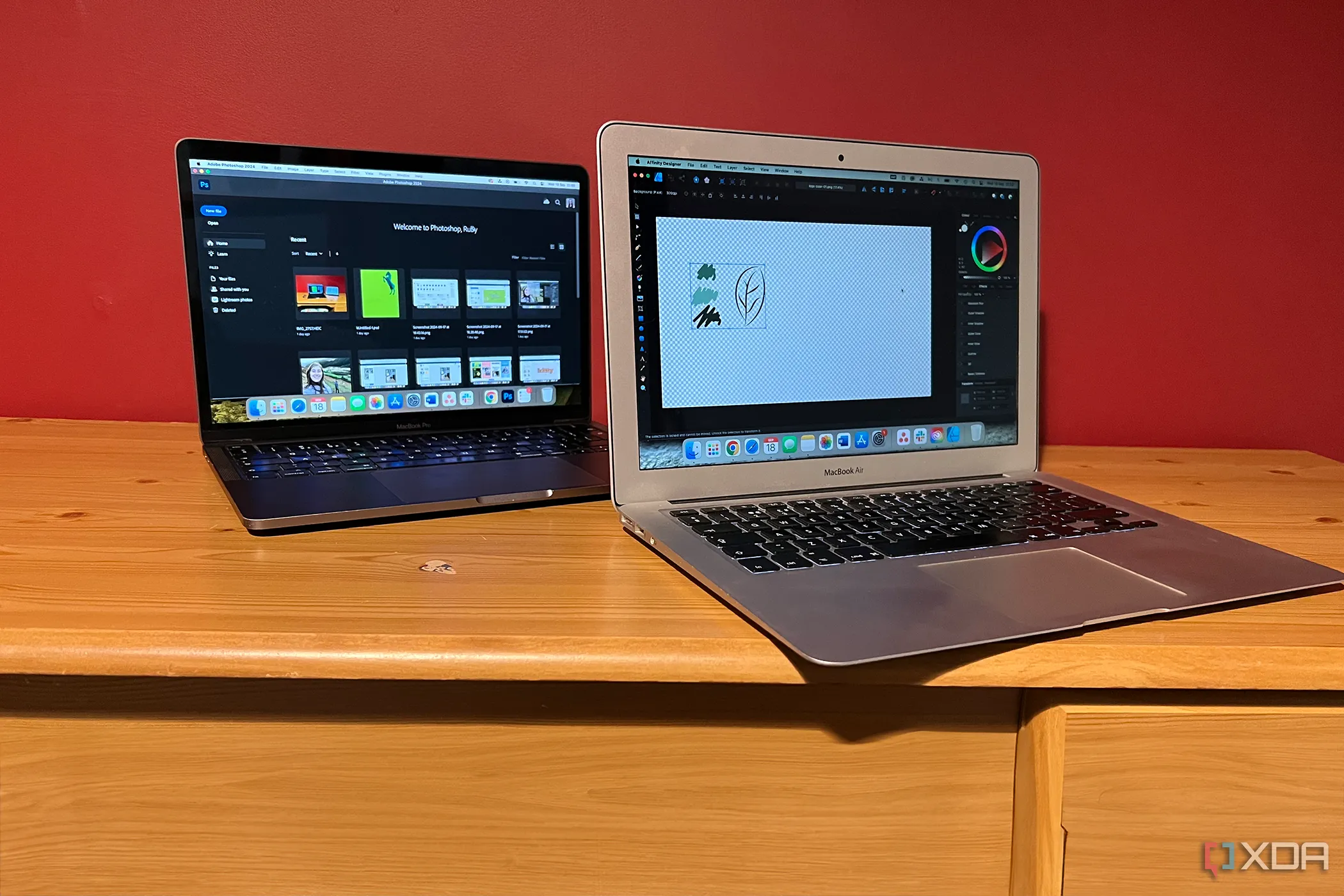 So sánh Photoshop trên MacBook Pro và Affinity Designer trên MacBook Air, minh họa sự lựa chọn giữa hai nền tảng sáng tạo