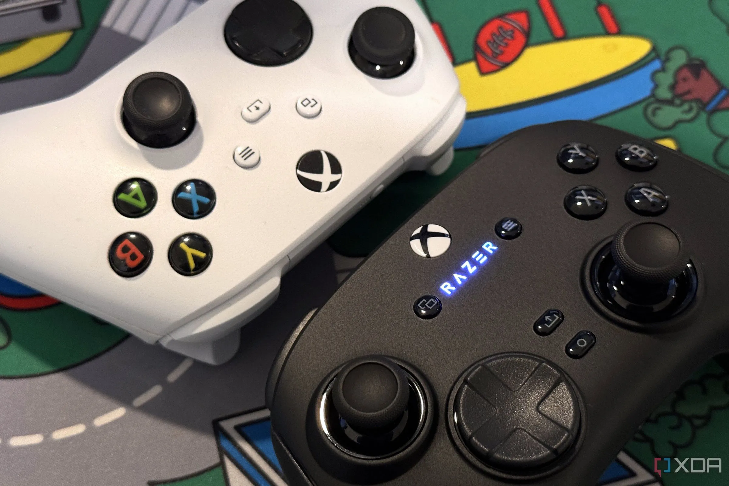 So sánh tay cầm Razer Wolverine V3 Pro và tay cầm Xbox tiêu chuẩn