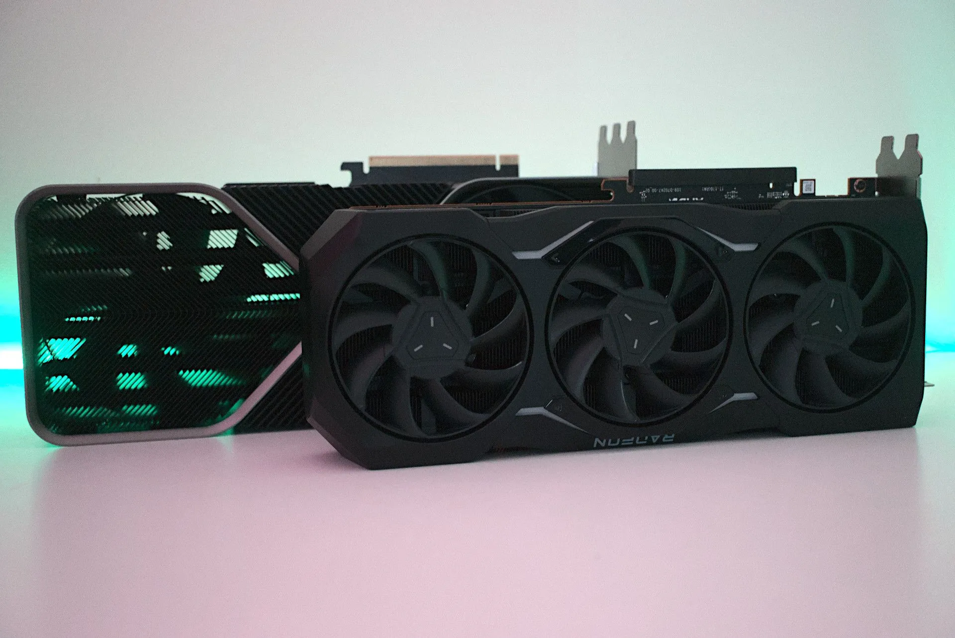 So sánh trực quan card đồ họa NVIDIA GeForce RTX 4090 và AMD Radeon RX 7900 XTX, đại diện cho DLSS và FSR