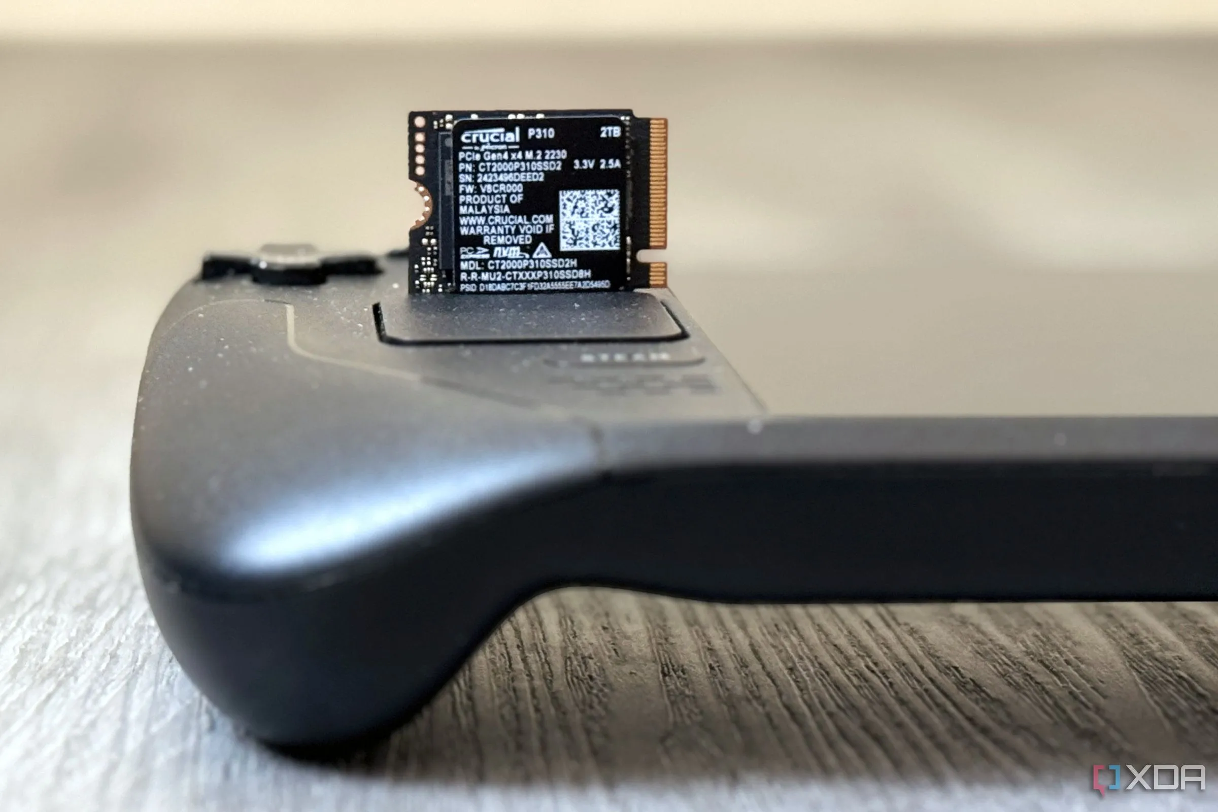 SSD Crucial P310 2230 M.2 được sử dụng cùng Steam Deck, minh họa khả năng tương thích với máy chơi game cầm tay