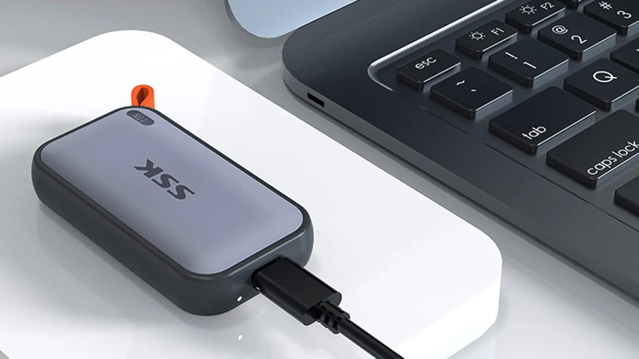 SSD di động SSK đặt cạnh máy tính cho thấy sự nhỏ gọn