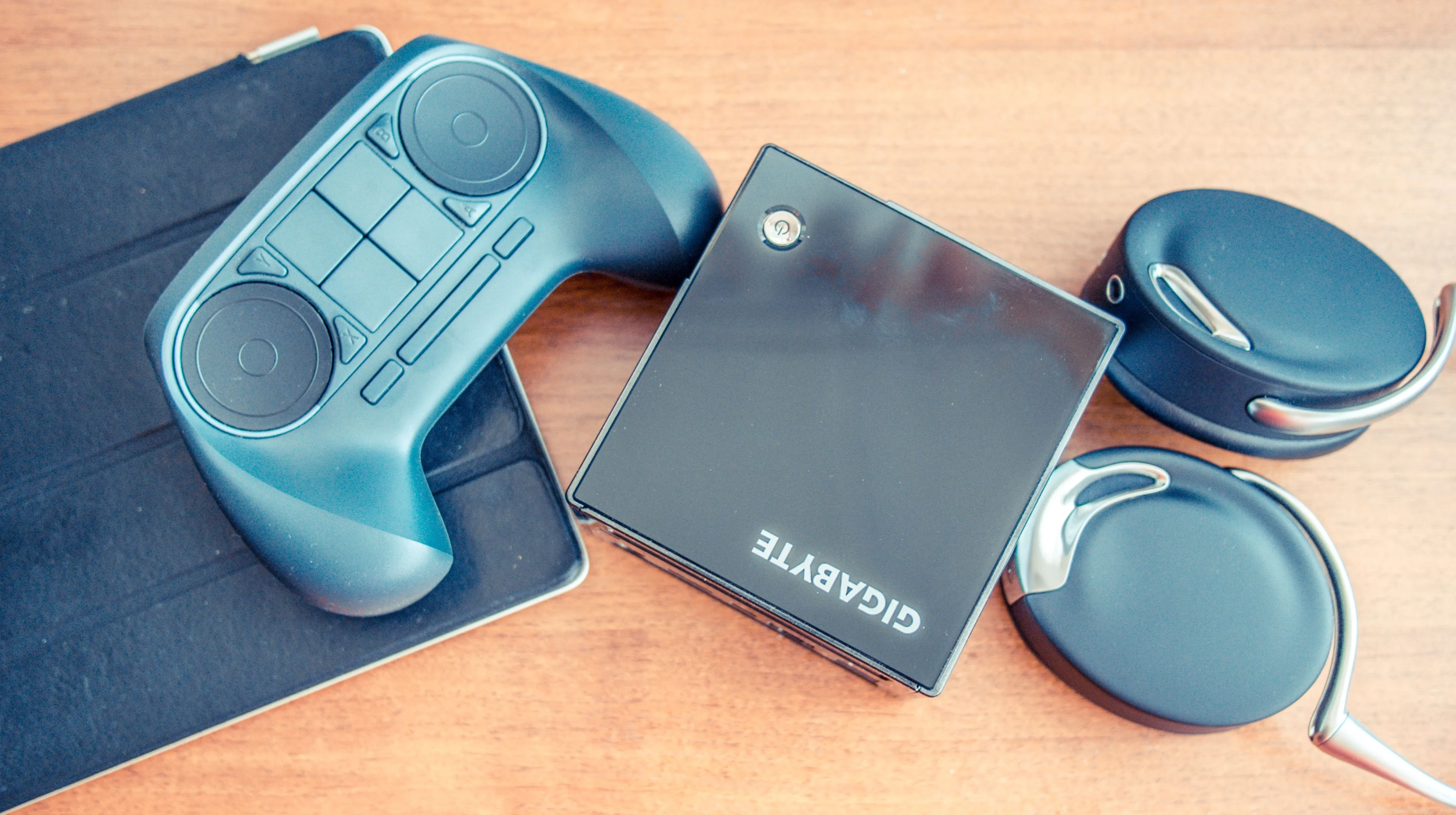 Steam Controller đời cũ đặt trên Steam Machine của Gigabyte, minh họa cho nỗ lực đầu tiên của Valve