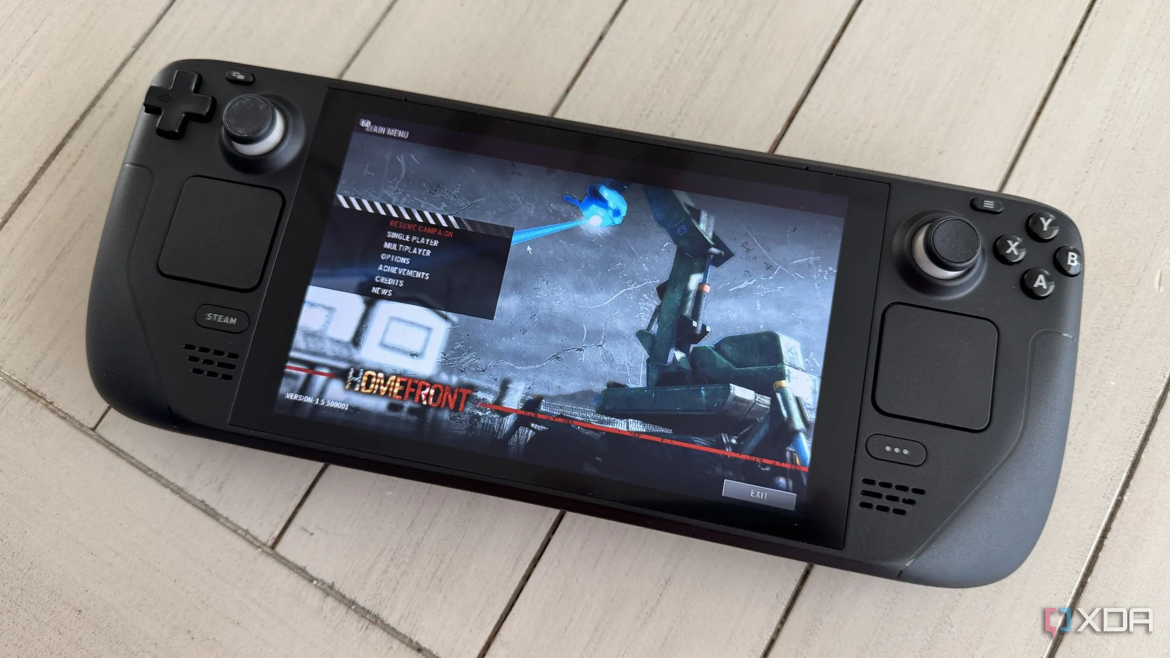 Steam Deck trên bàn với game Homefront đang chạy, biểu tượng của game PC dù tệ vẫn đáng chơi