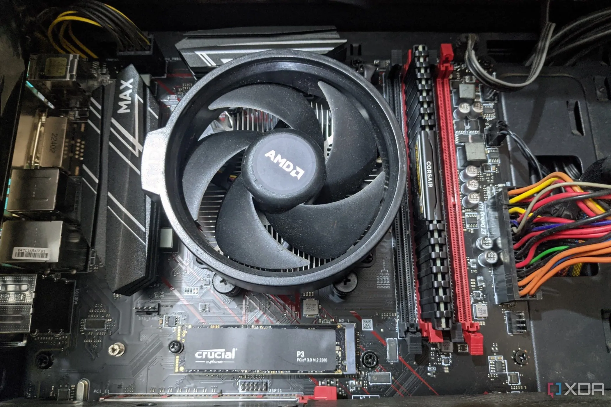Tản nhiệt AMD Wraith stock, cho thấy khả năng tản nhiệt cơ bản của CPU không quá nóng
