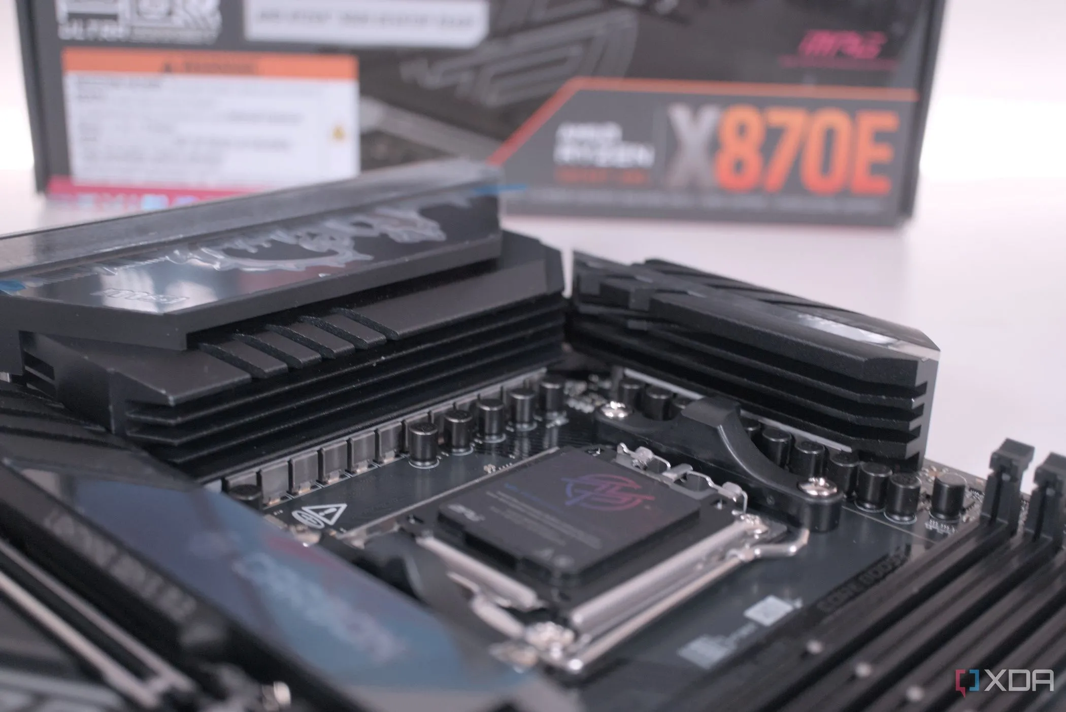 Tản nhiệt VRM của mainboard MSI MPG X870E Carbon WiFi, gợi ý về thiết kế và khả năng tản nhiệt cho các linh kiện chính
