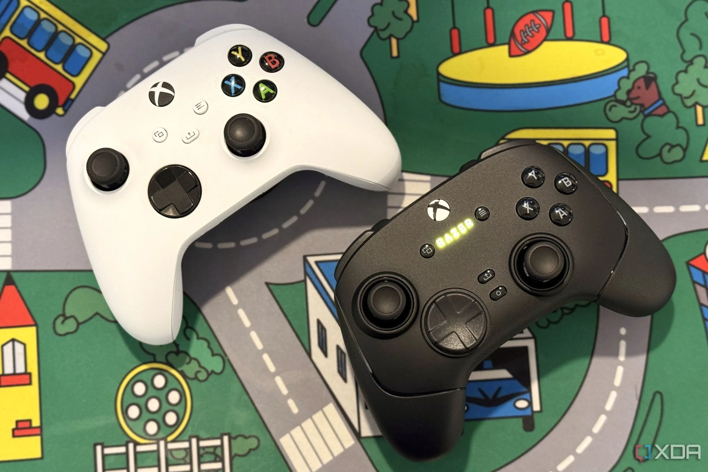 Tay cầm chơi game không dây Razer Wolverine V3 Pro và Xbox Controller màu trắng đặt trên bàn, minh họa thiết bị nhập liệu không dây cho couch gaming.