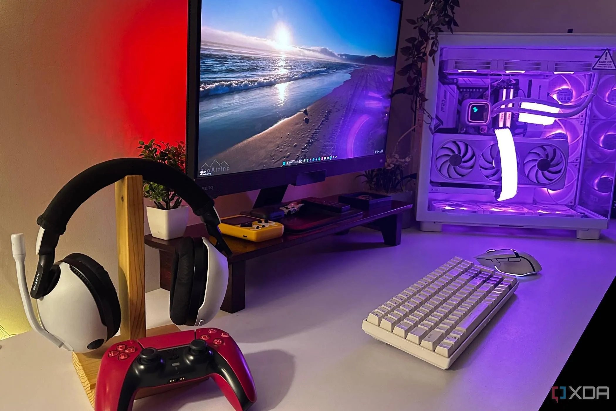 Tay cầm DualSense PS5 màu đỏ và tai nghe Sony Inzone trên bàn gaming PC