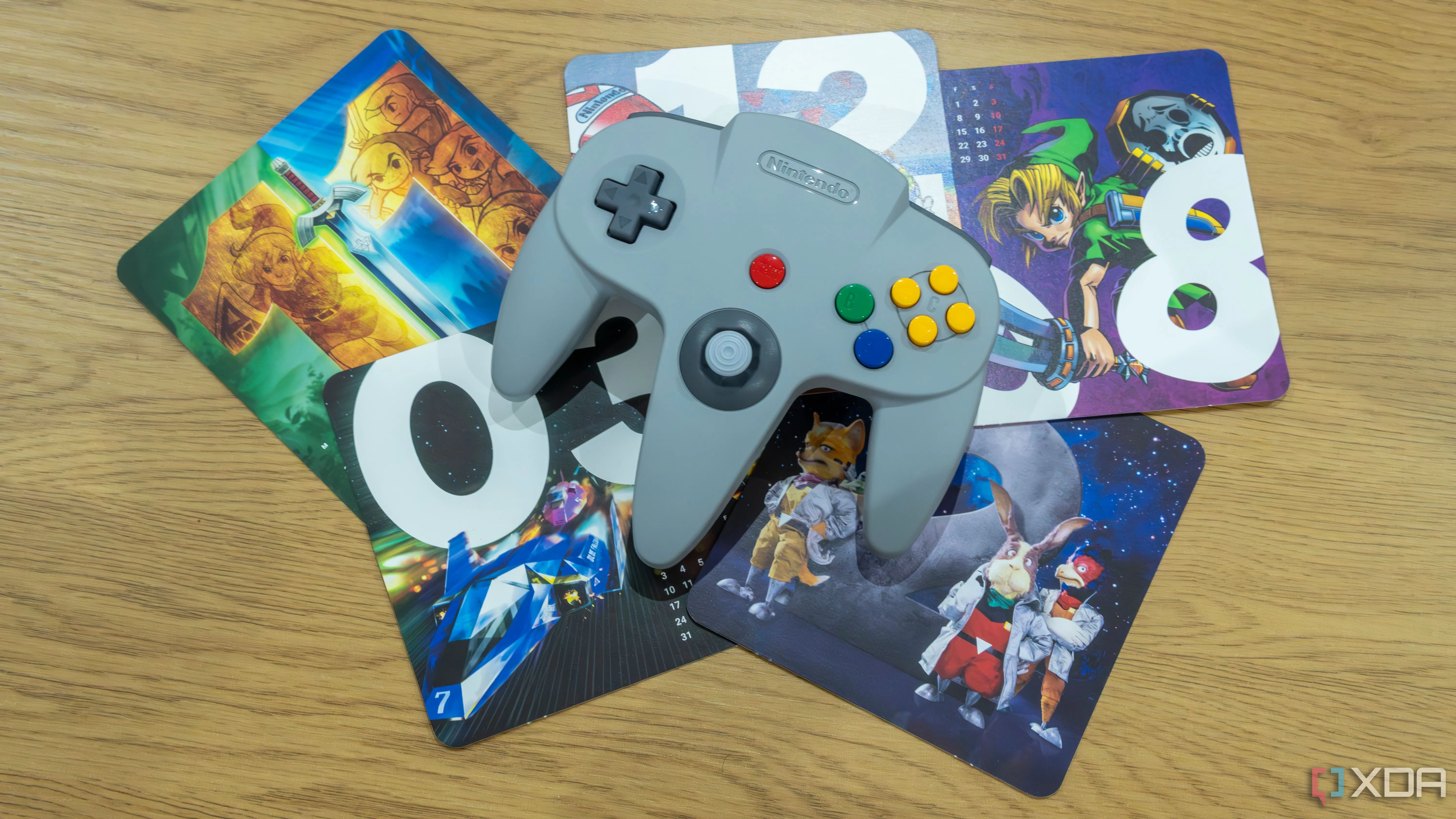 Tay cầm Nintendo 64 cùng hình ảnh các trò chơi kinh điển trên hệ máy này.