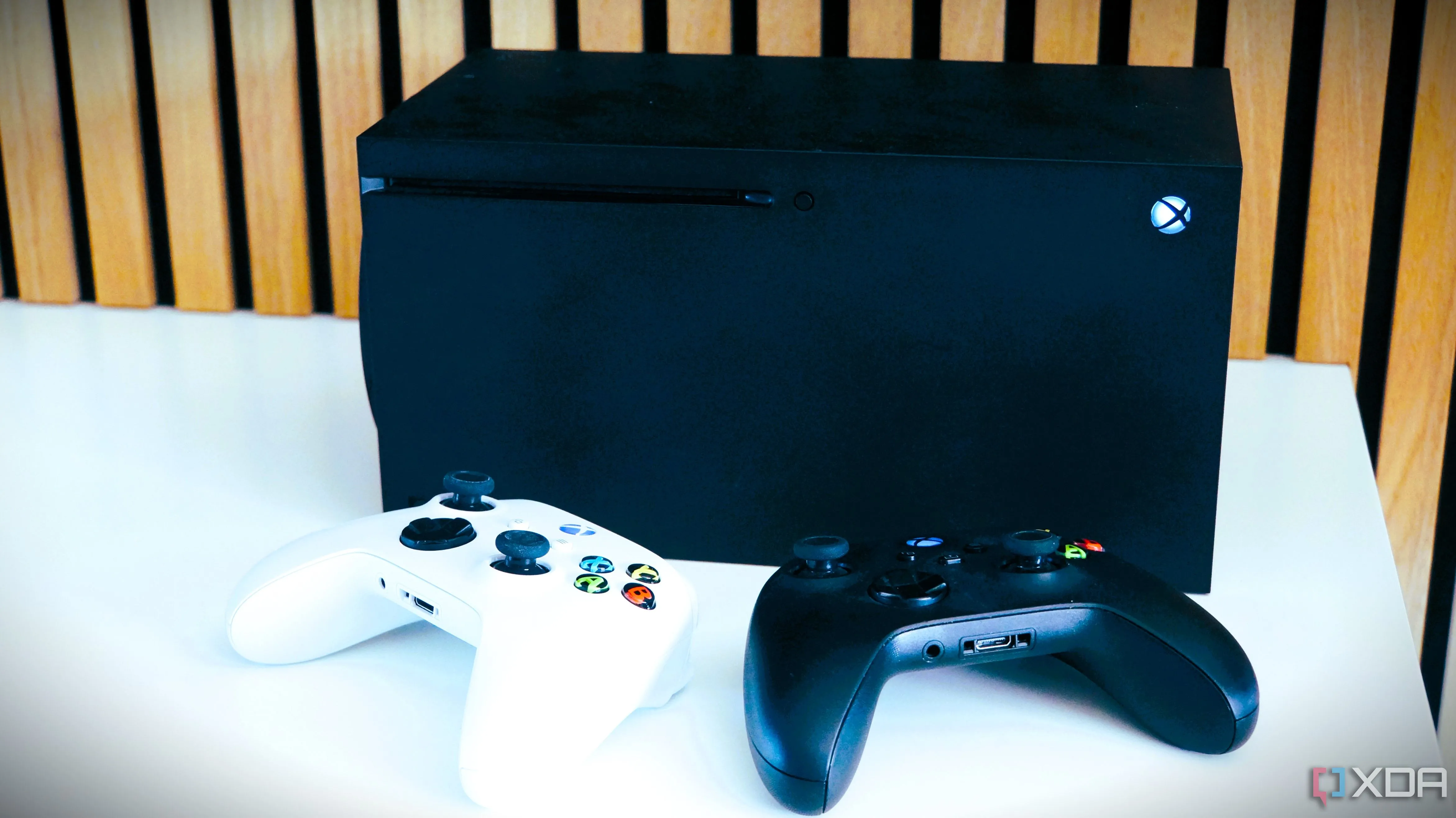 Tay cầm Xbox cùng console Xbox Series X, minh họa cho việc Microsoft tăng giá phần cứng và phần mềm