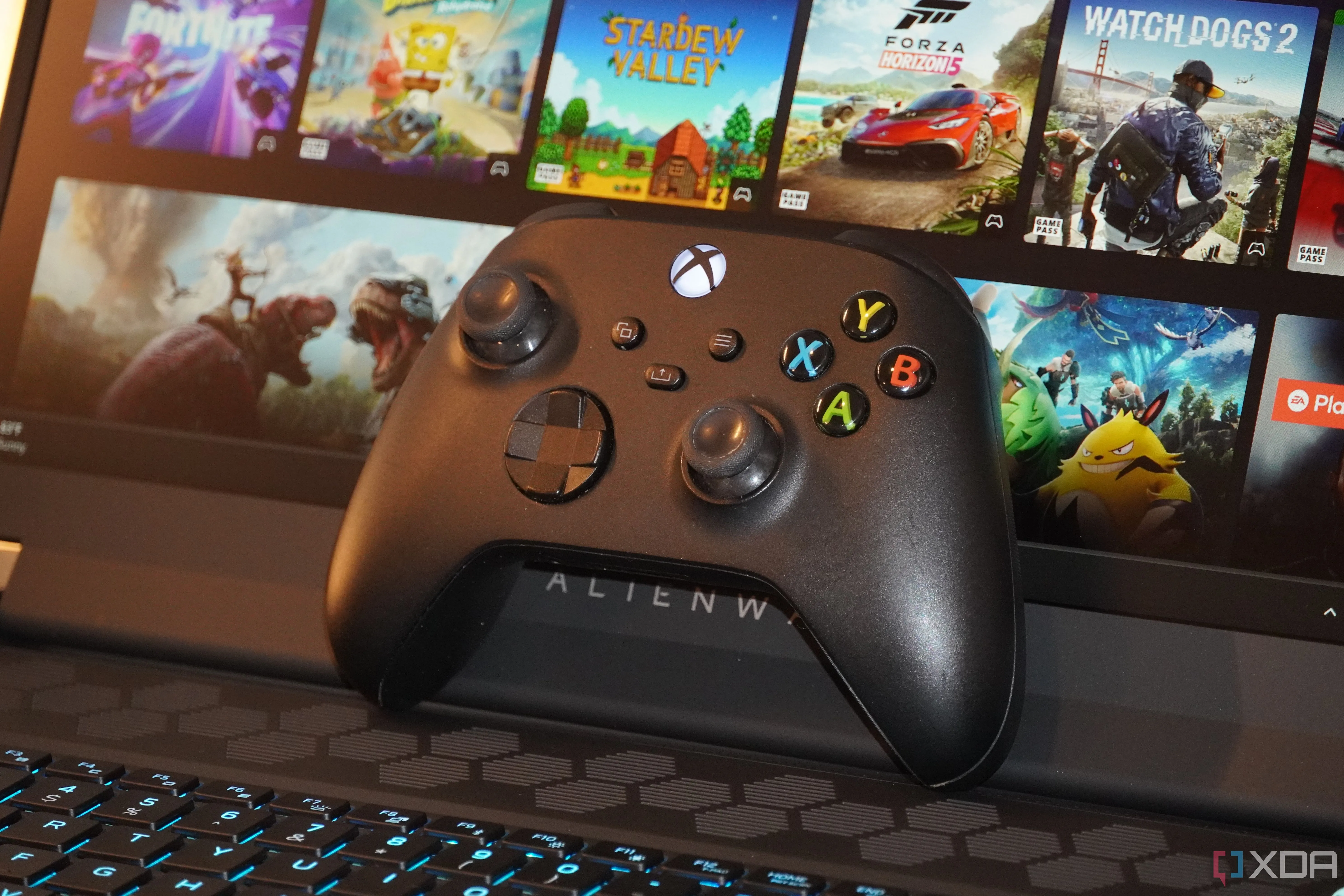 Tay cầm Xbox trên laptop chơi game Alienware, minh họa game console được chuyển thể lên PC