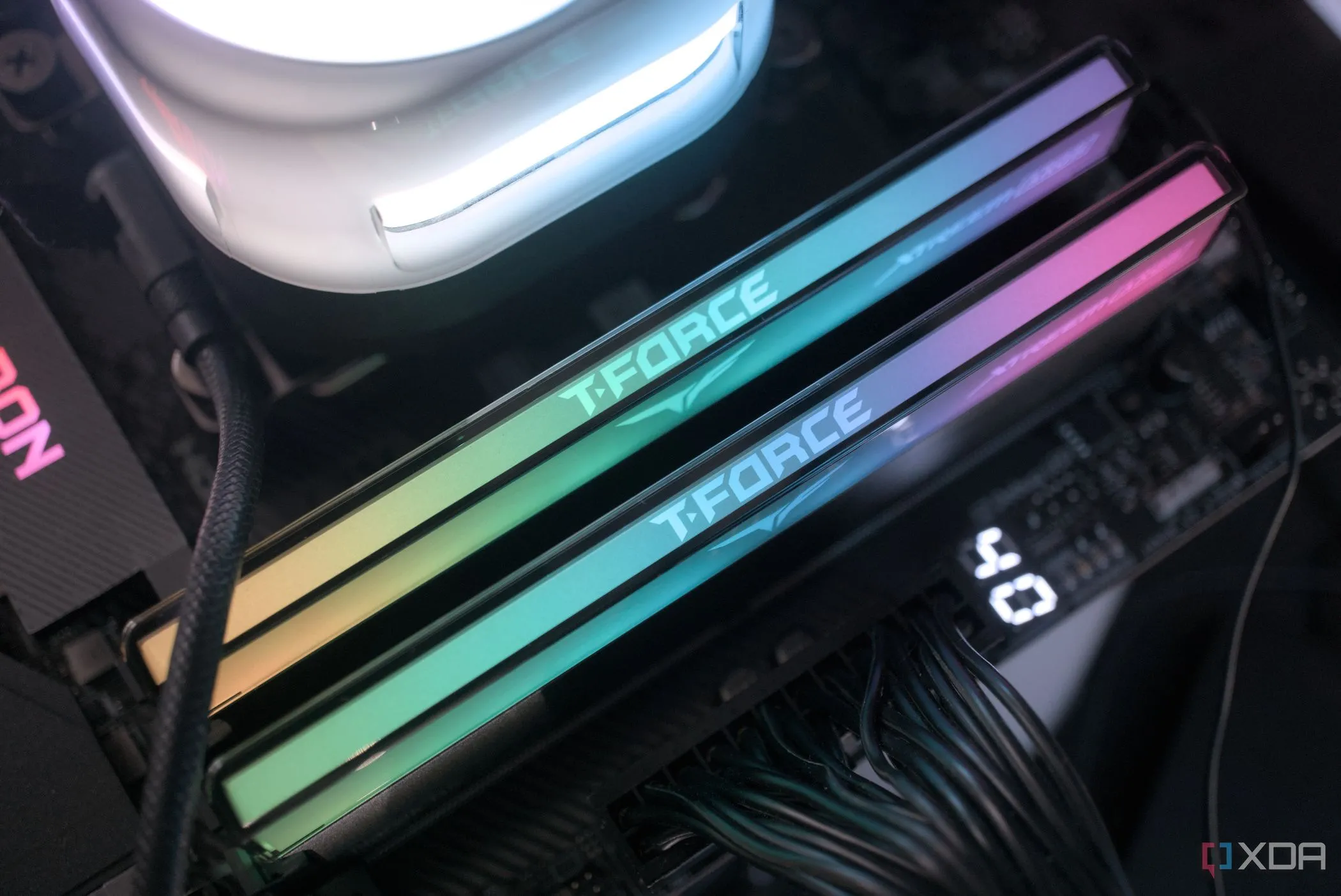 Thanh RAM TeamGroup T-FORCE XTREE ARGB DDR5 đã lắp
