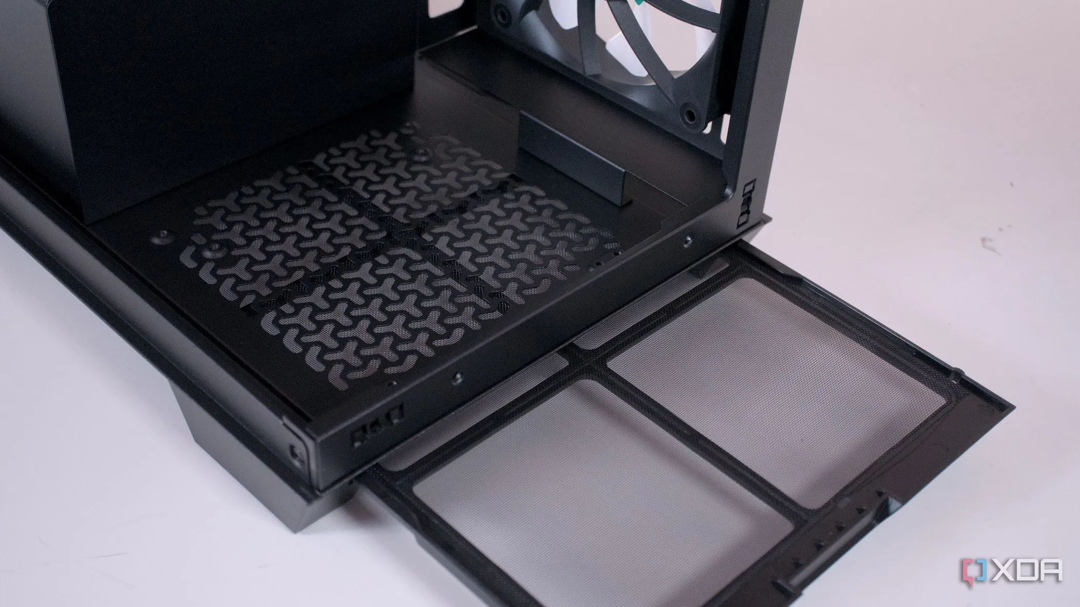 Tháo lọc bụi đáy vỏ case Corsair 3500X ARGB để vệ sinh PC định kỳ