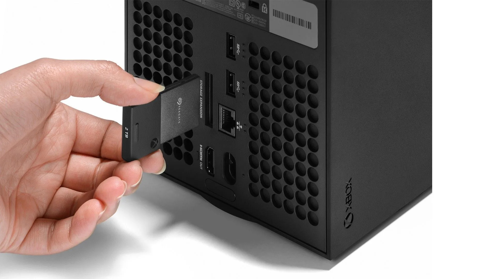 Thẻ mở rộng SSD độc quyền được cắm vào mặt sau của console Xbox Series X.