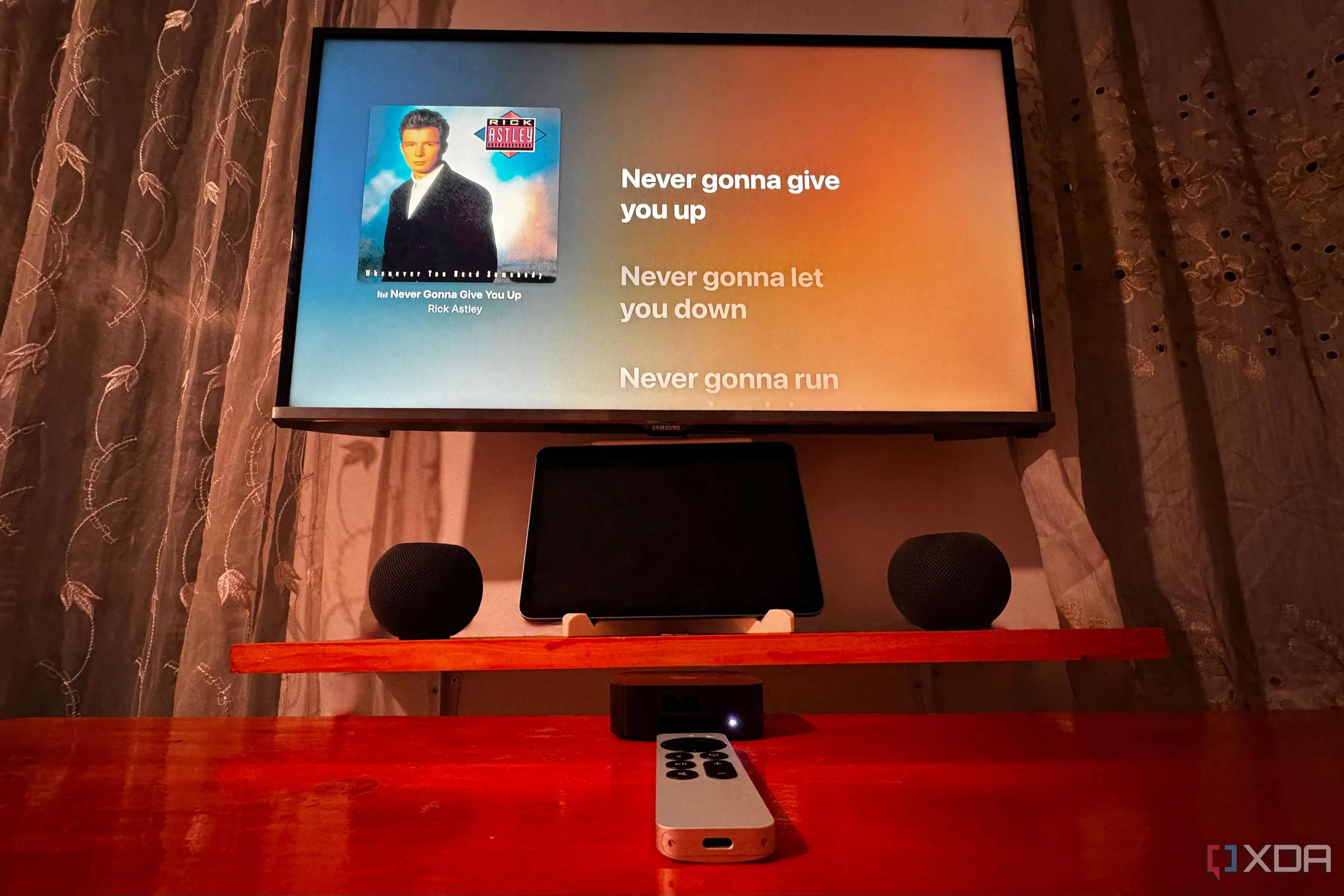 Thiết bị Apple TV đang phát nhạc qua cặp loa HomePod mini, minh họa môi trường giải trí gia đình nơi HDMI phát huy tối đa ưu điểm của mình