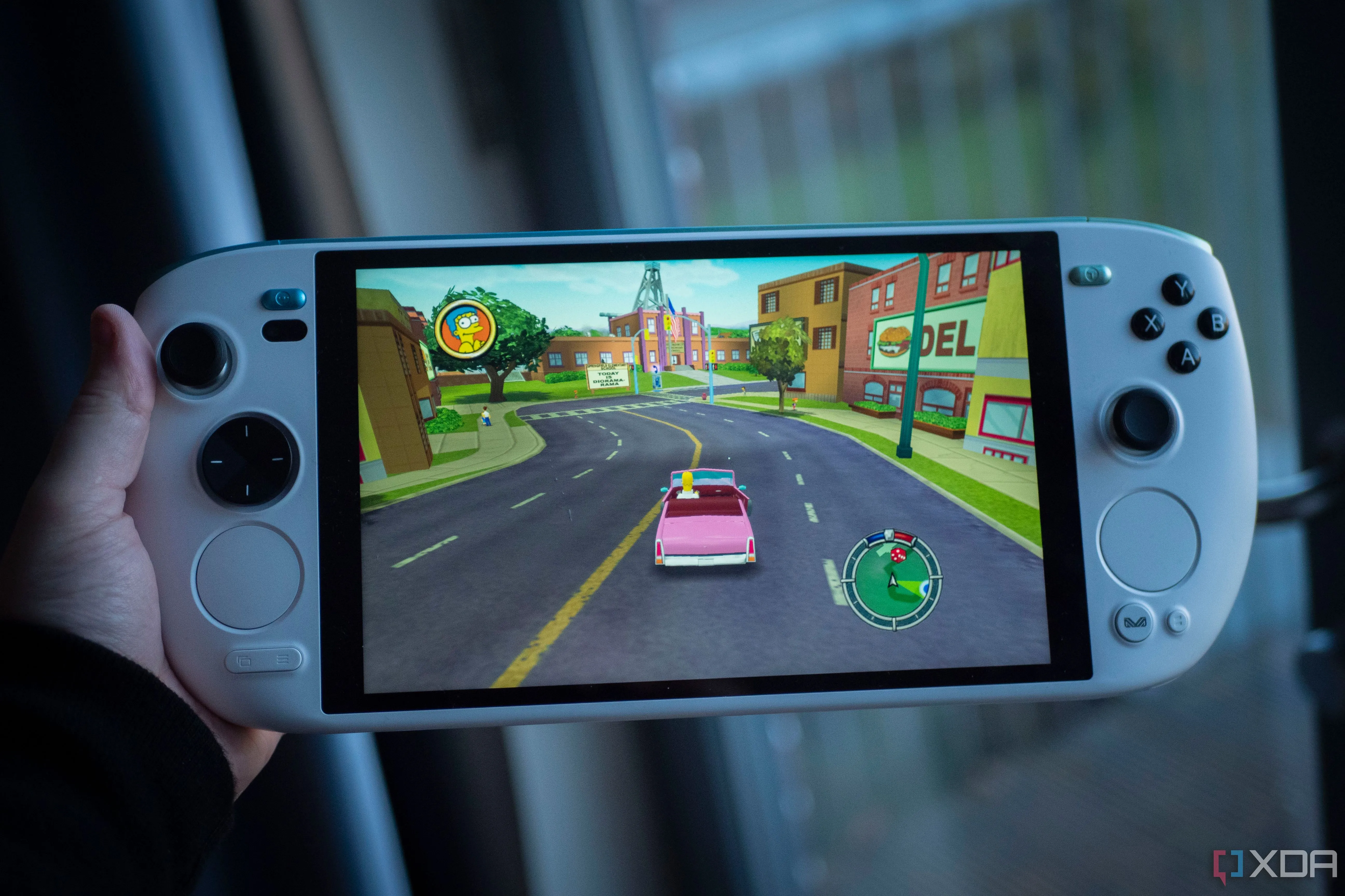Thiết bị chơi game cầm tay Ayaneo Kun đang chạy The Simpsons: Hit &amp; Run, minh họa trải nghiệm game retro trên phần cứng hiện đại
