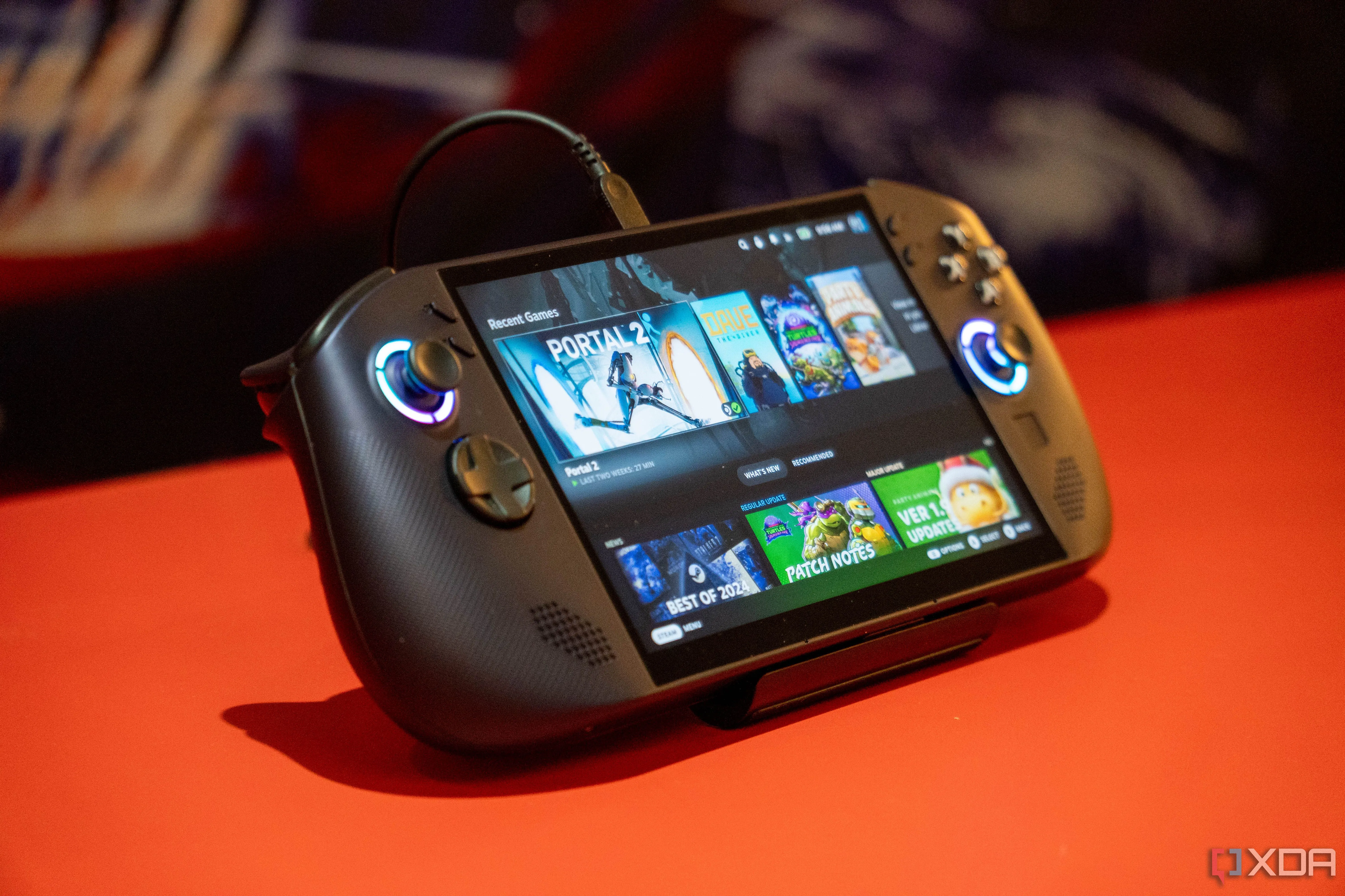 Thiết bị chơi game cầm tay Lenovo Legion Go S chạy Steam OS.