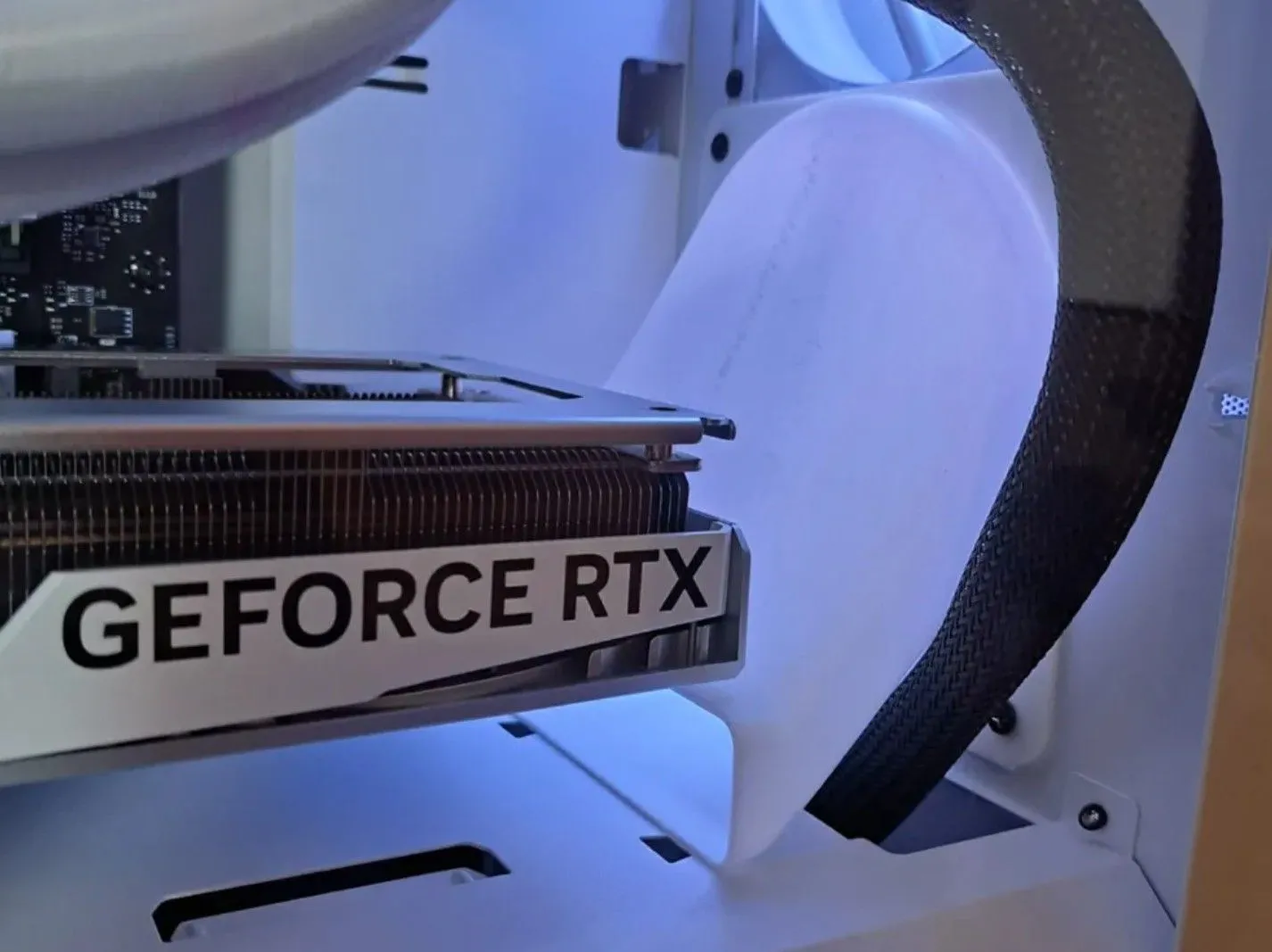Thiết bị mod luồng khí in 3D được gắn vào card đồ họa GPU để cải thiện tản nhiệt
