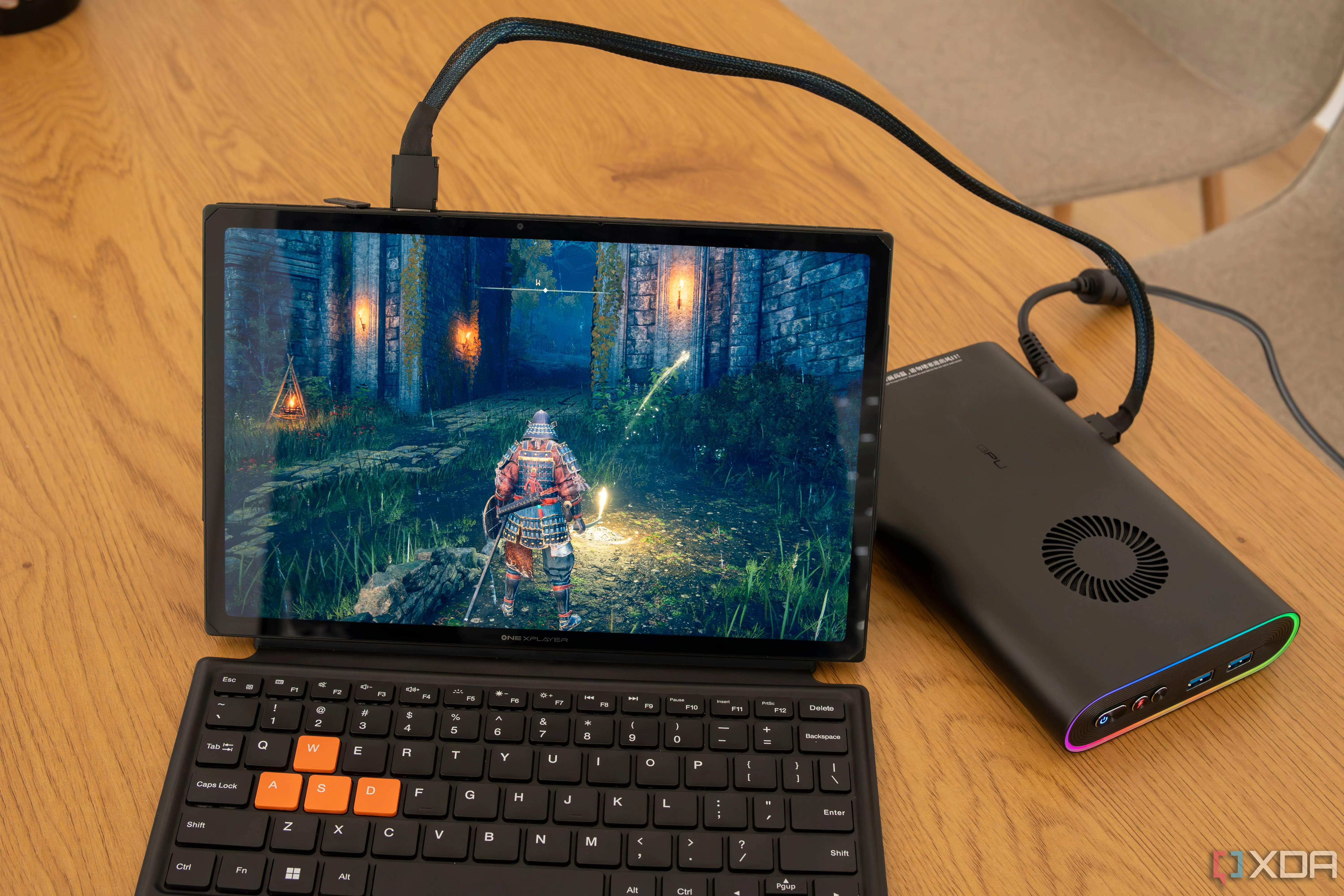 Thiết bị One Xplayer X1 được kết nối với GPU ngoài qua OCuLink, minh họa việc mở rộng khả năng hiển thị của laptop với màn hình ngoài.