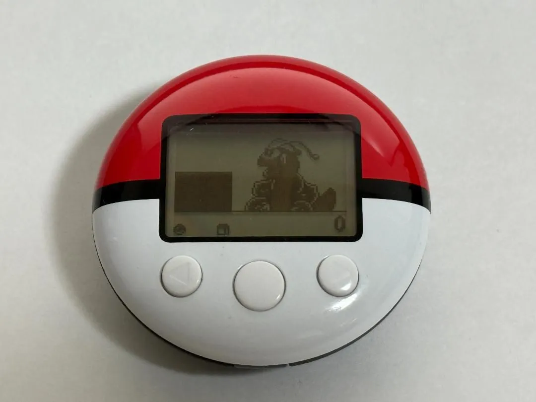 Thiết bị PokeWalker hiển thị Pokémon Dragonite, minh họa cách chơi Pokemon SoulSilver HeartGold