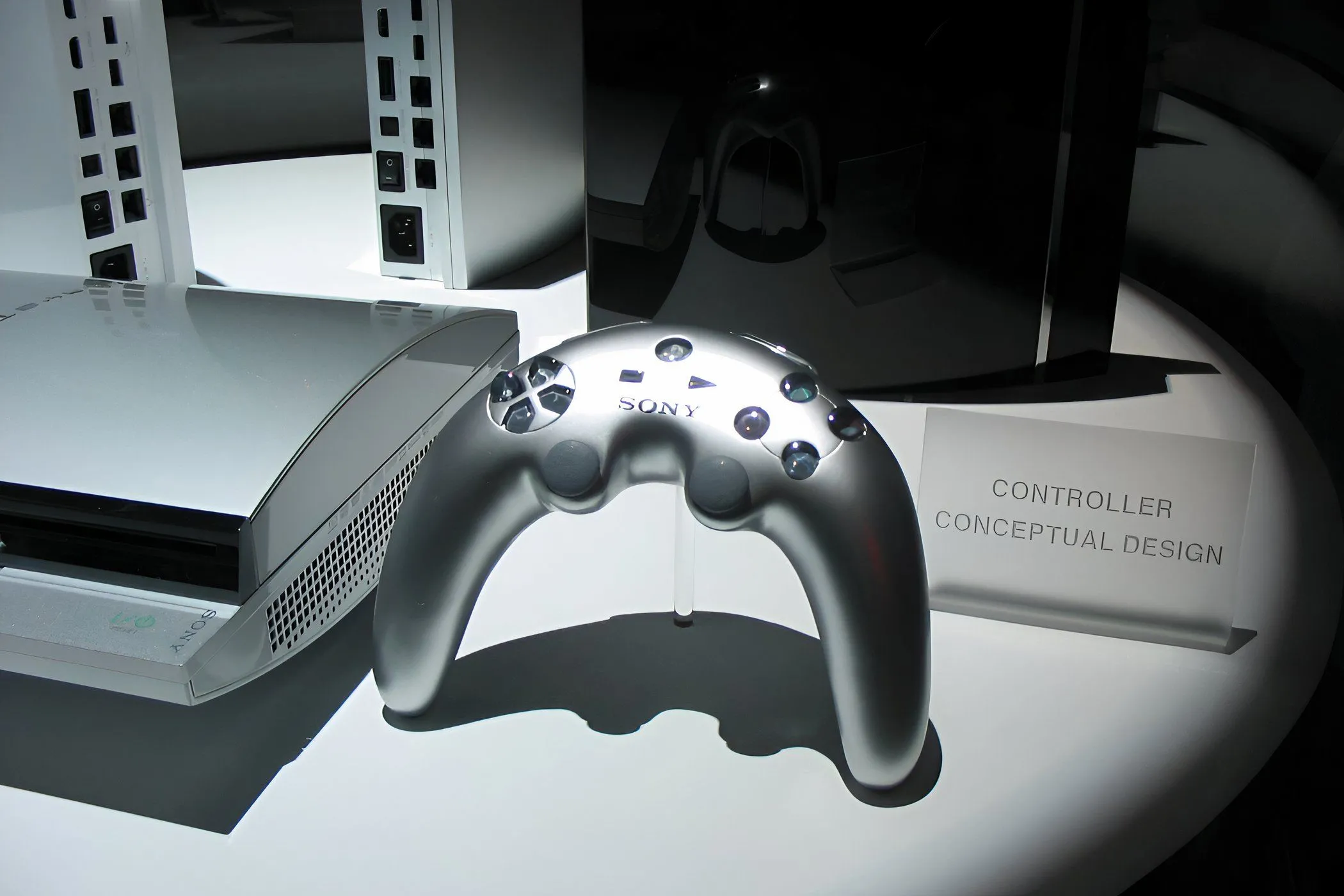 Thiết kế ban đầu của tay cầm PlayStation 3 với hình dáng boomerang màu chrome