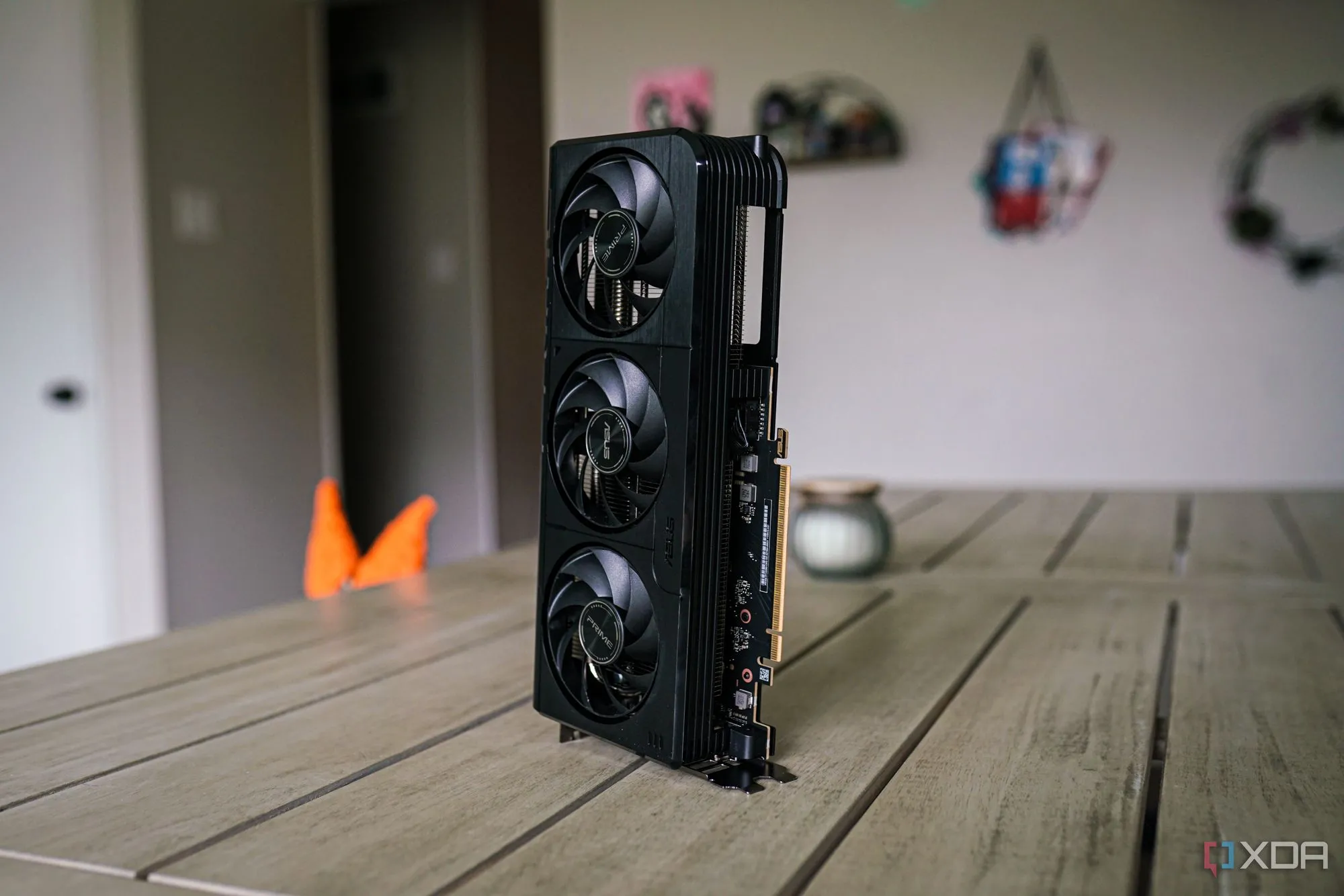 Thiết kế card đồ họa Nvidia GeForce RTX 50-series, đại diện cho phiên bản desktop của RTX 5050