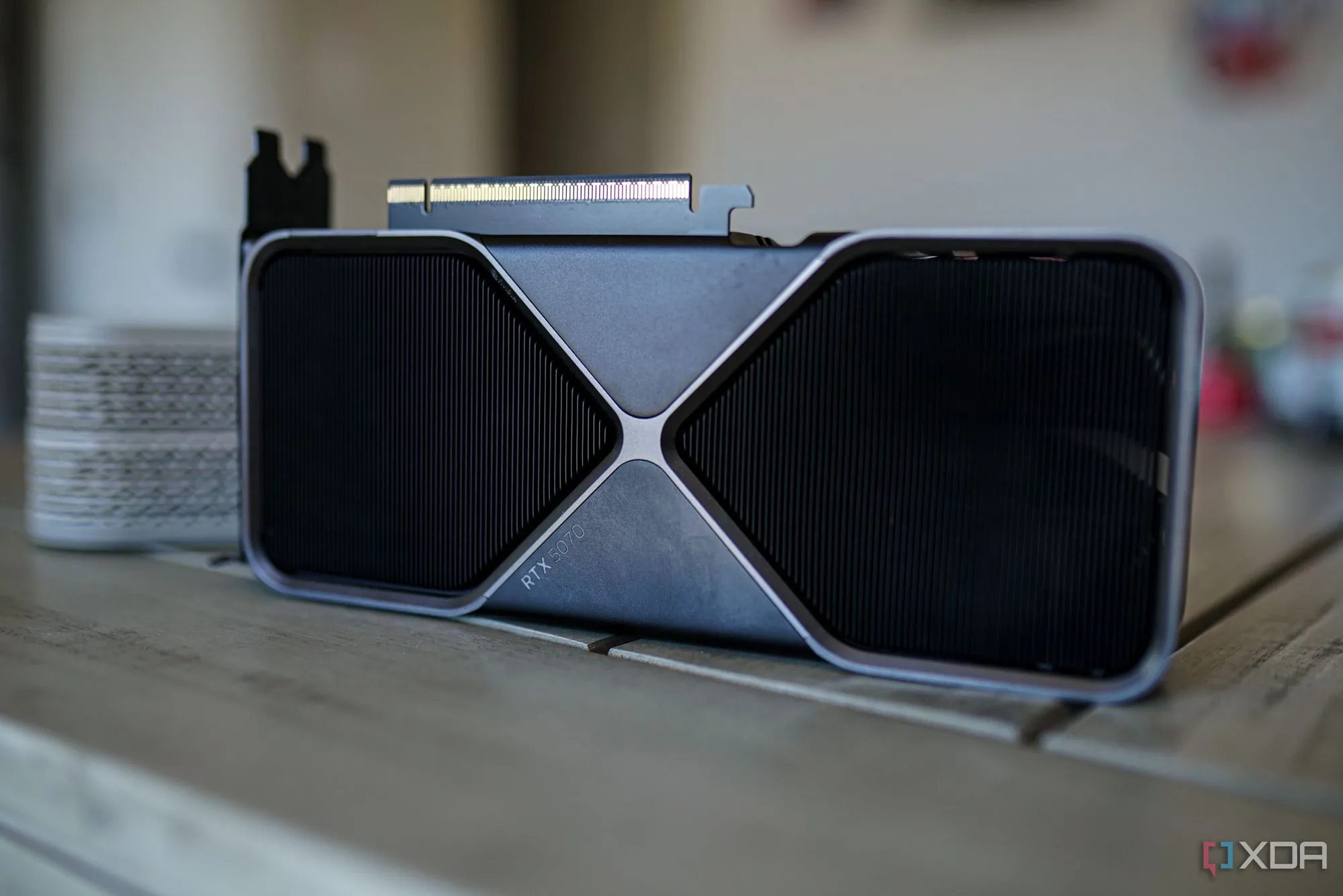 Thiết kế tản nhiệt luồng kép của card đồ họa RTX 5070 Founder's Edition