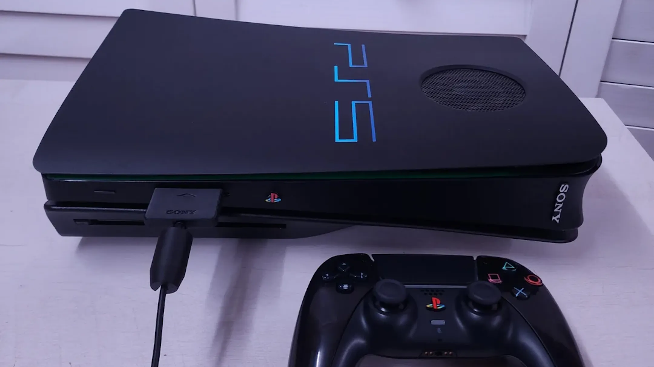 Thiết kế tùy chỉnh vỏ máy PlayStation 5 theo phong cách PlayStation 2 cổ điển