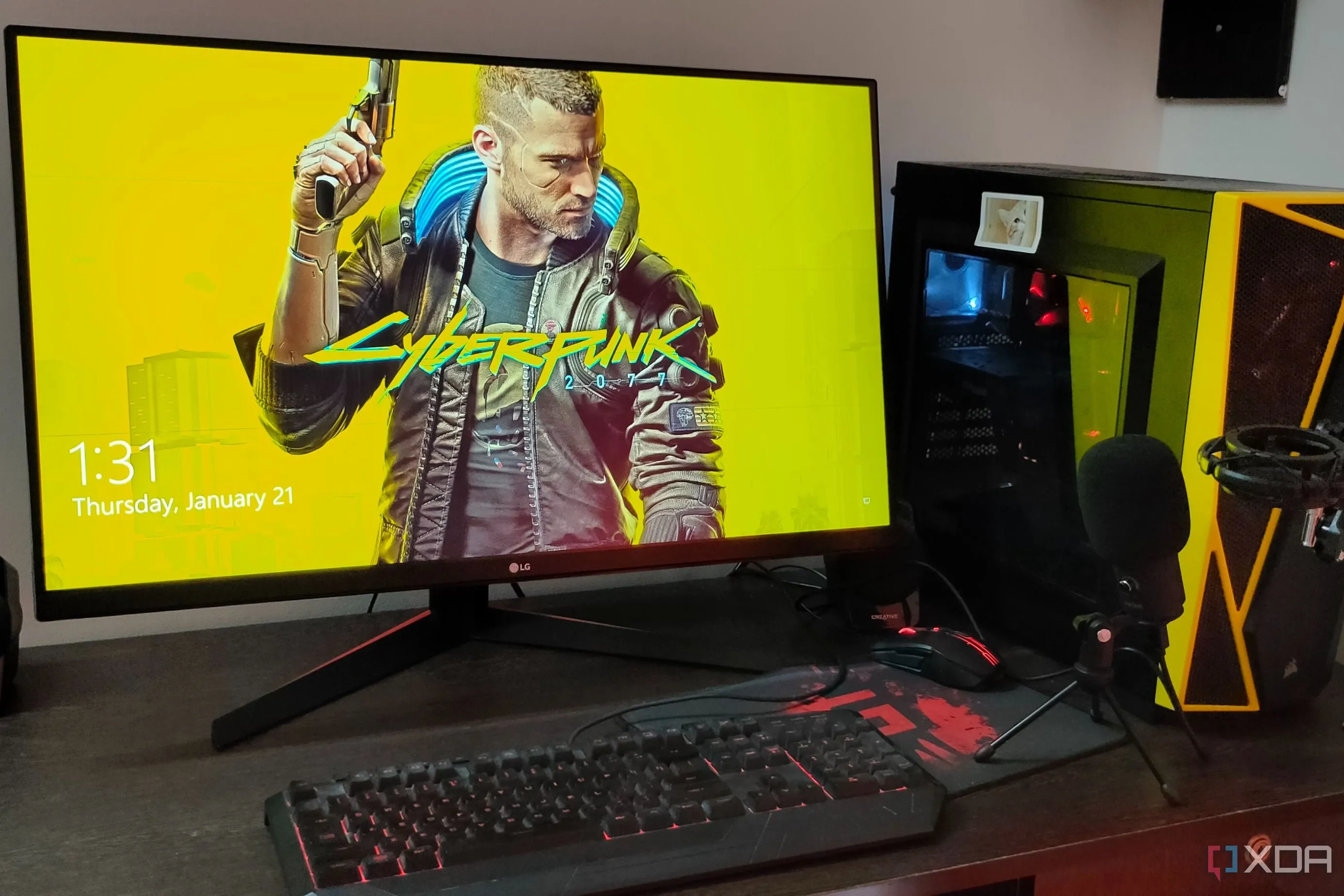 Thiết lập máy tính chơi game với hình nền Cyberpunk 2077 trên màn hình, minh họa khả năng chơi game của CPU 4 nhân