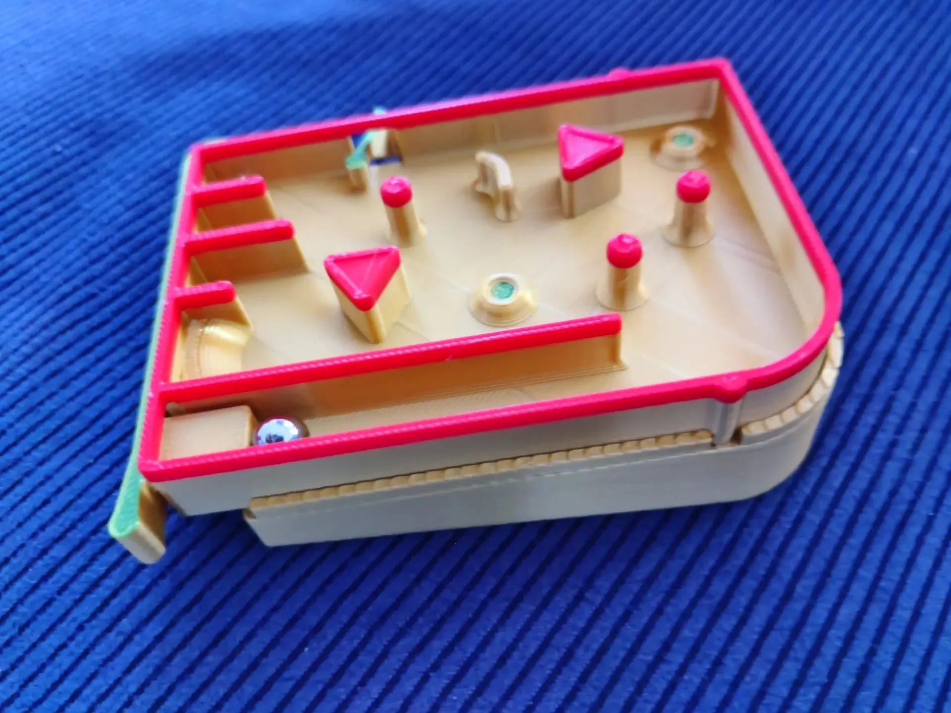 Trò chơi pinball để bàn tự chế từ các bộ phận in 3D, một dự án STEM thú vị cho trẻ