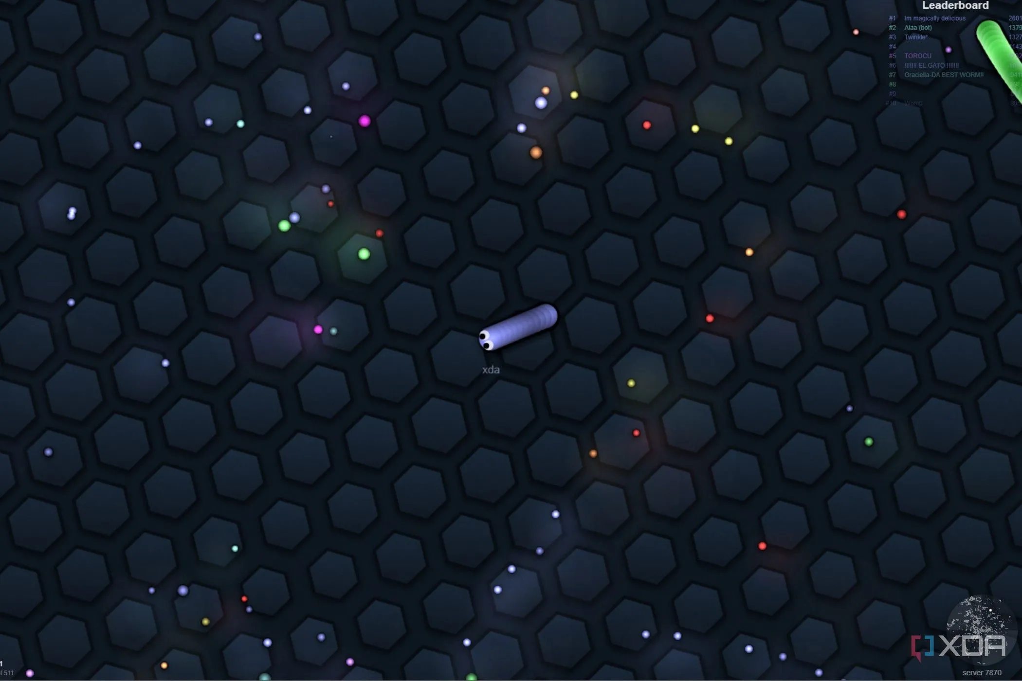 Trò chơi Slither.io với con rắn nhiều màu sắc đang di chuyển trên màn hình