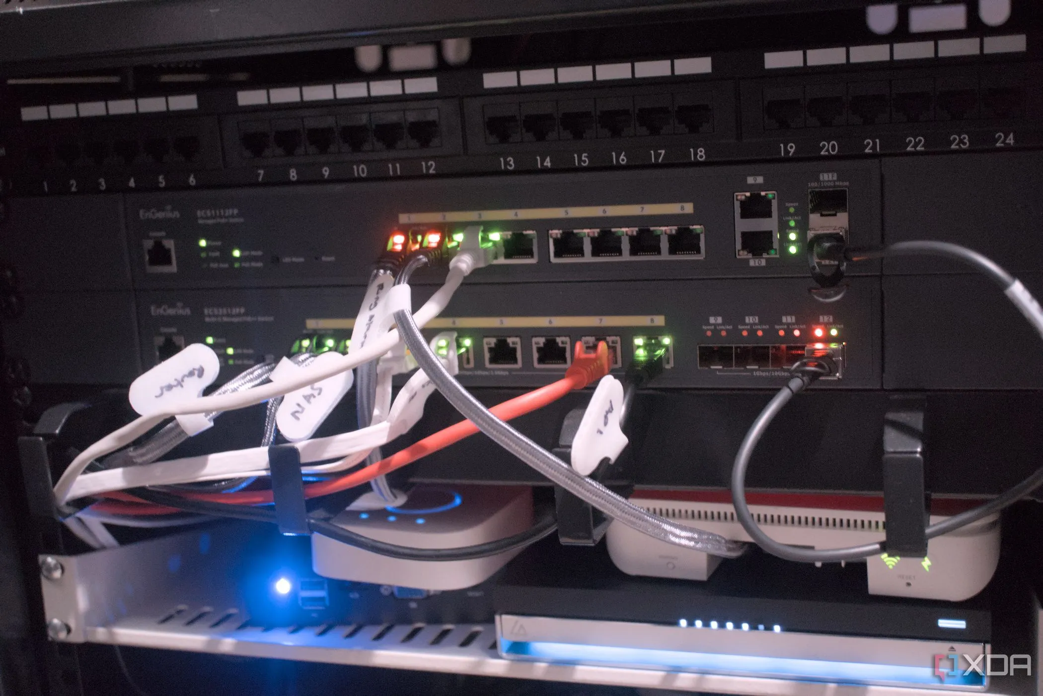 Tủ mạng và các switch hỗ trợ Link Aggregation, minh họa cơ hội học hỏi về cấu hình mạng