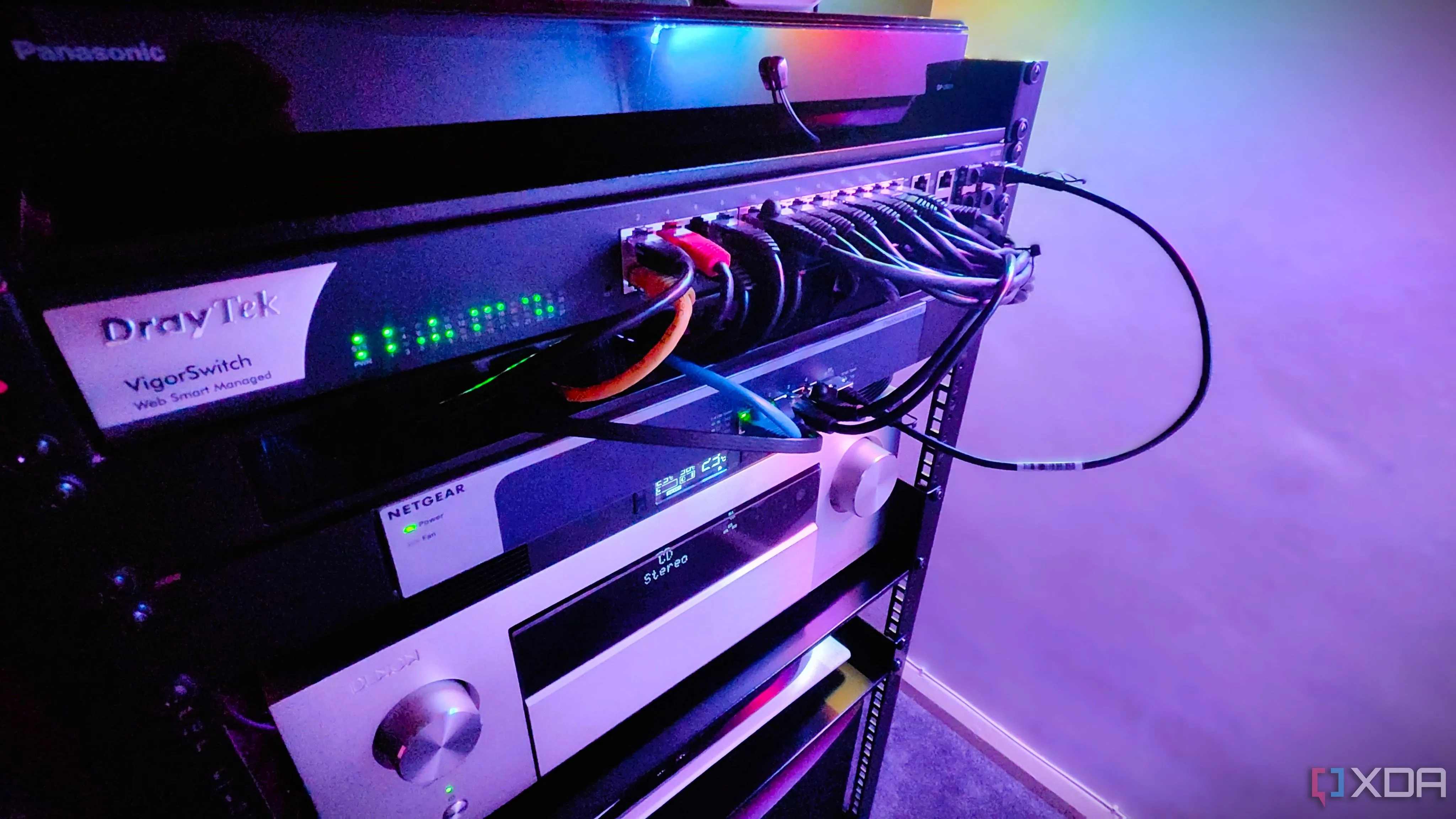 Tủ mạng với nhiều thiết bị chuyển mạch và thiết bị A/V