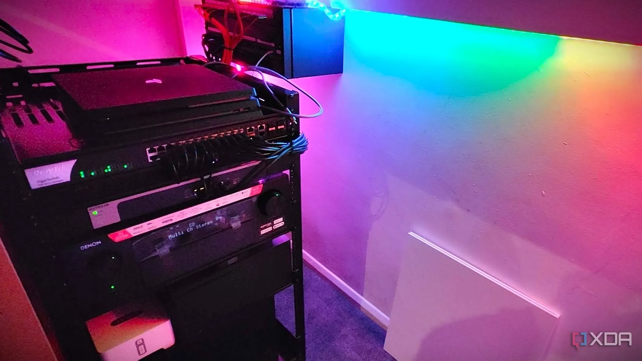 Tủ rack mạng với đèn RGB và kết nối 10GbE, tượng trưng cho một hệ thống mạng hiệu suất cao và ổn định