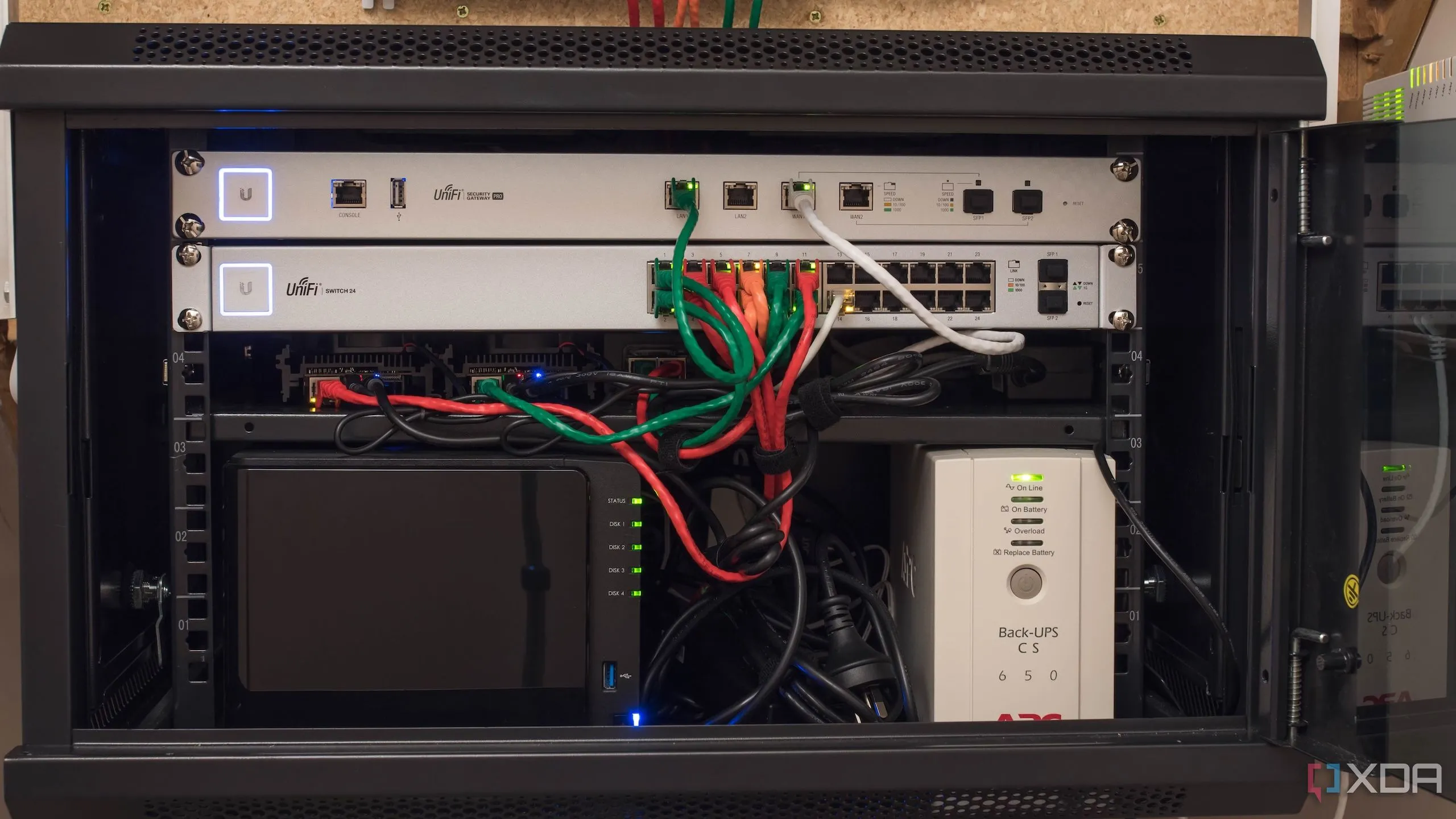 Tủ rack máy chủ trong home lab, minh họa hệ thống cần tính ổn định và sẵn sàng cao