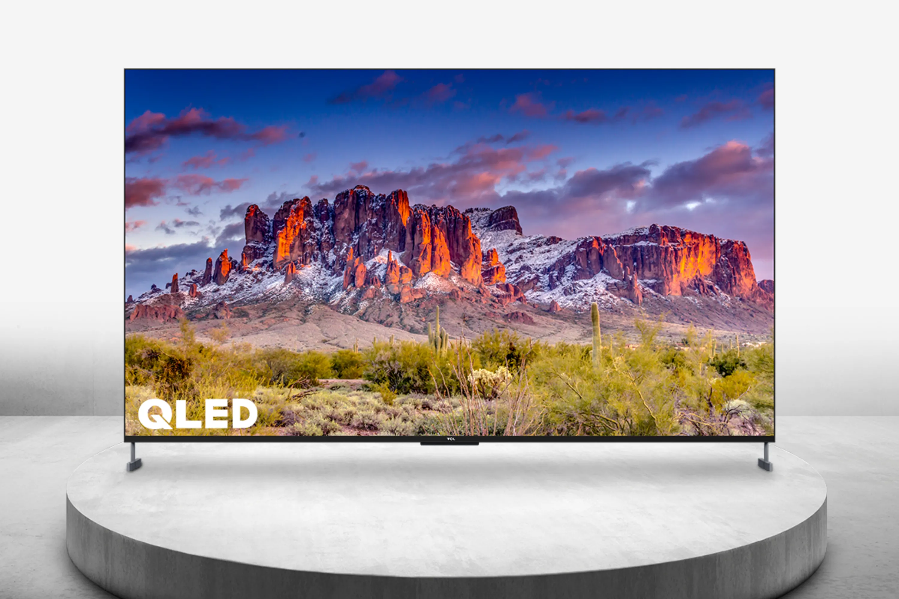 TV QLED TCL 98 inch hiển thị cảnh núi hùng vĩ, minh họa trải nghiệm điện ảnh chân thực với công nghệ HDR tiên tiến.