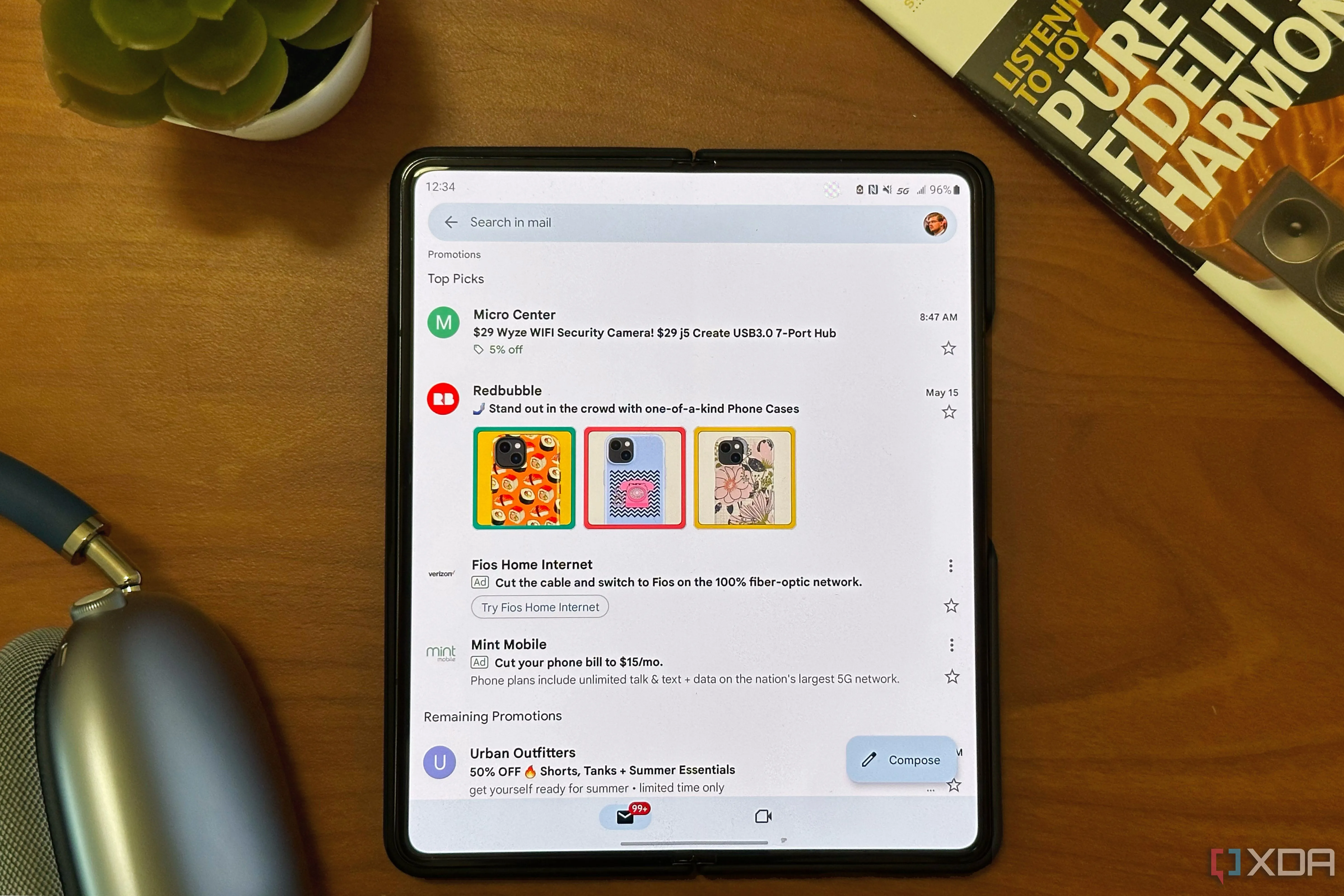 Ứng dụng Gmail trên điện thoại Samsung Galaxy Z Fold 4 đặt trên bàn gỗ