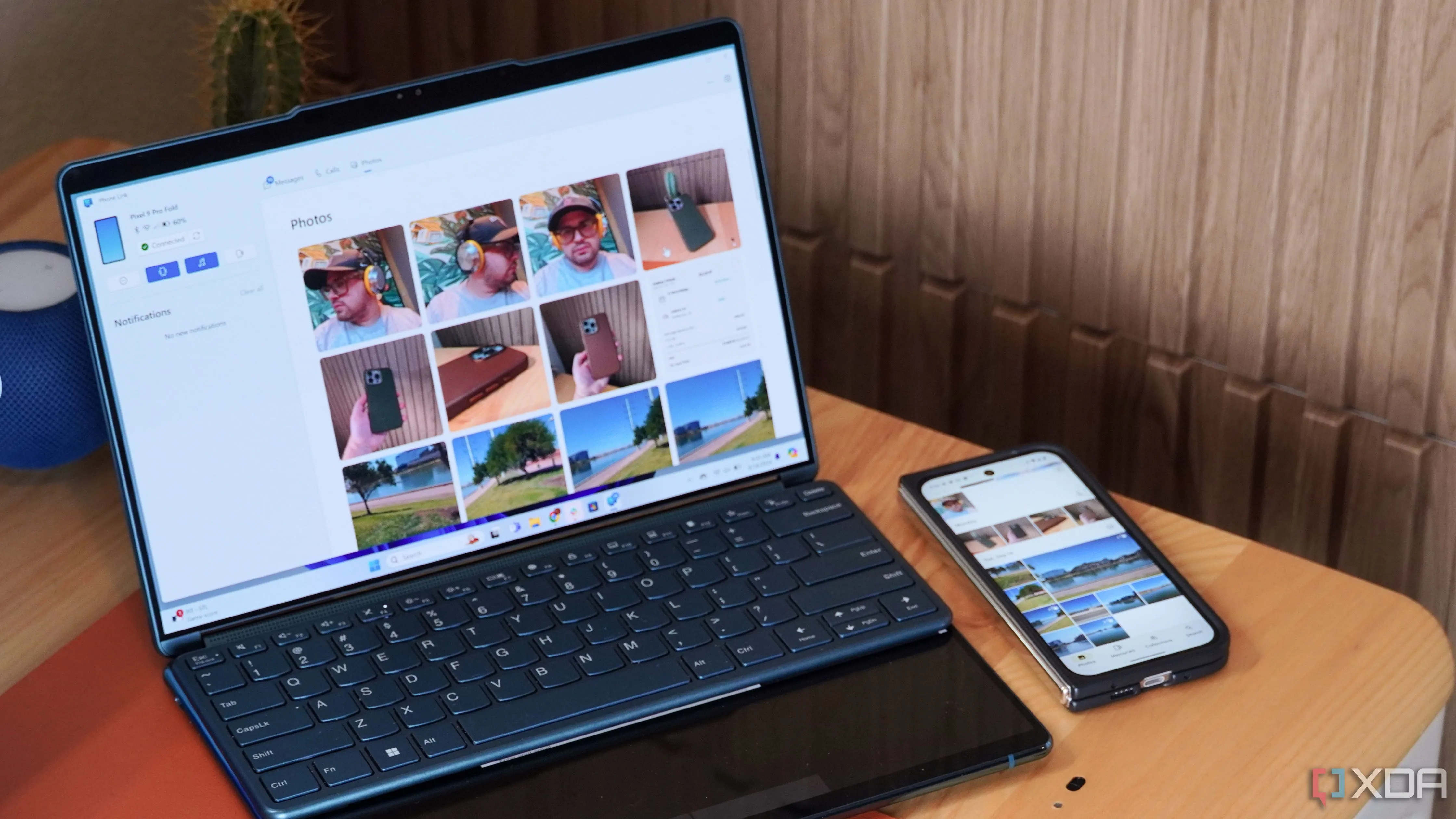Ứng dụng Photos đang chia sẻ giữa hai thiết bị, minh họa tính năng Phone Link giữa điện thoại và máy tính