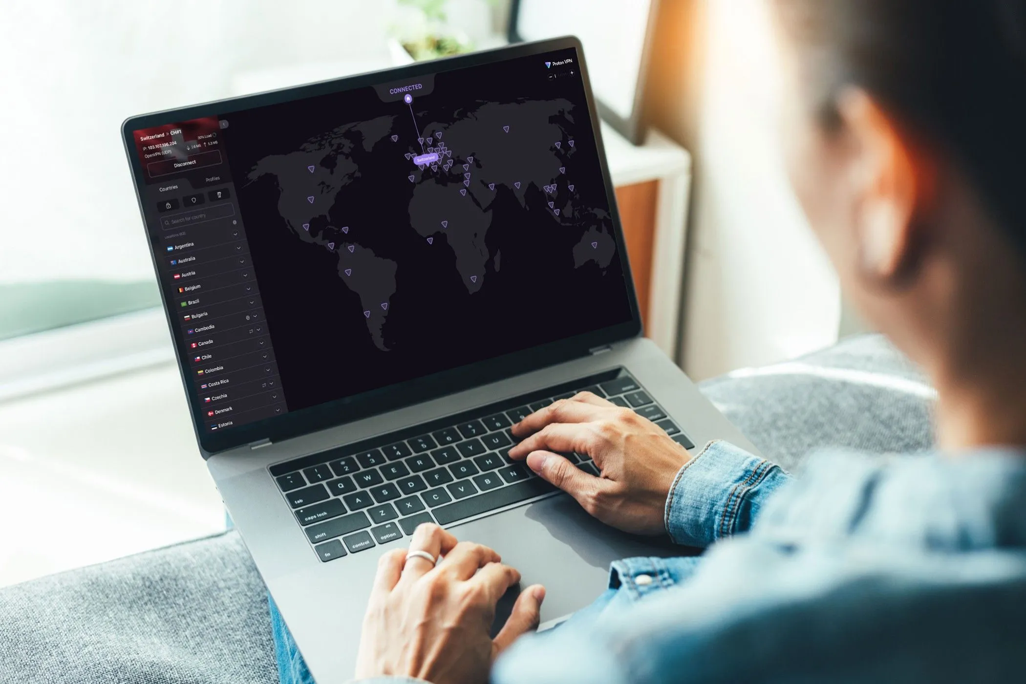 Ứng dụng ProtonVPN trên máy tính xách tay chạy Windows, thể hiện việc sử dụng VPN để truy cập mạng từ xa, kết hợp với Port Forwarding