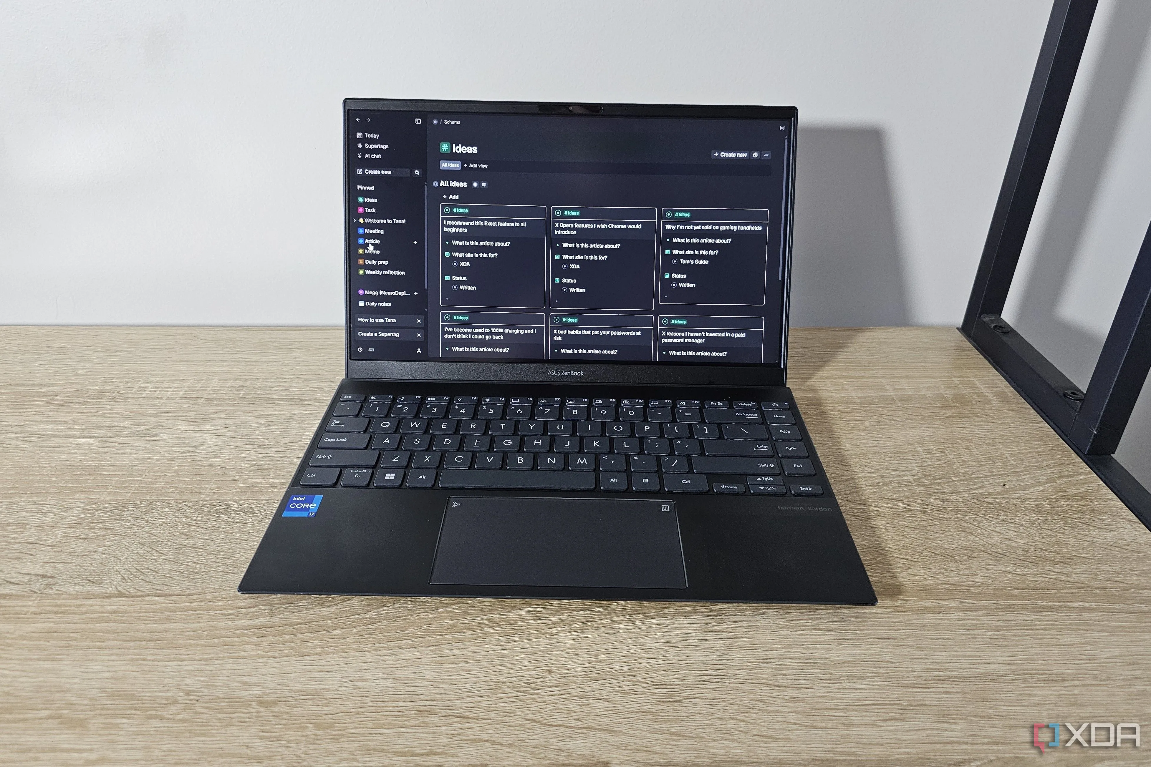 Ứng dụng web Tana trên laptop, một công cụ ghi chú AI khác được đề cập khi so sánh khả năng tạo ý tưởng với NotebookLM.