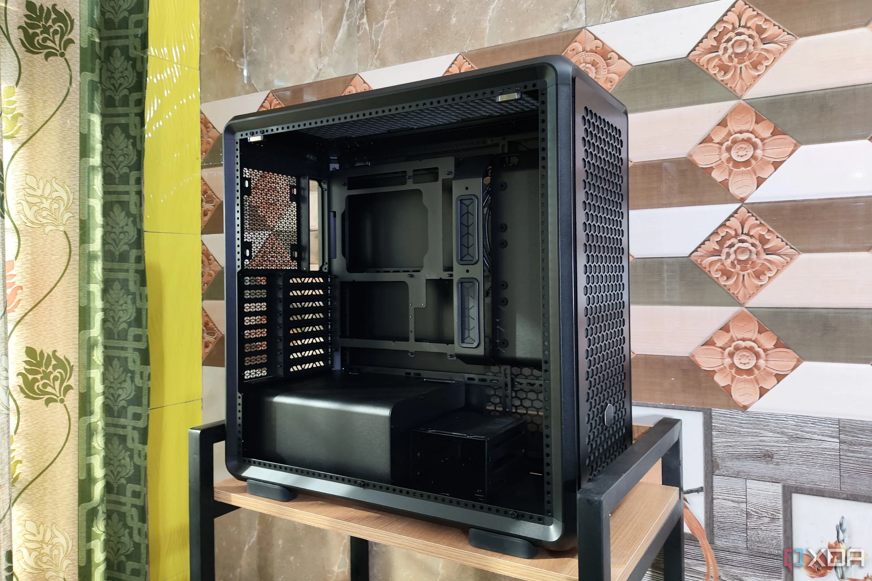 Vỏ case Cooler Master MasterFrame 600 tháo mặt trước
