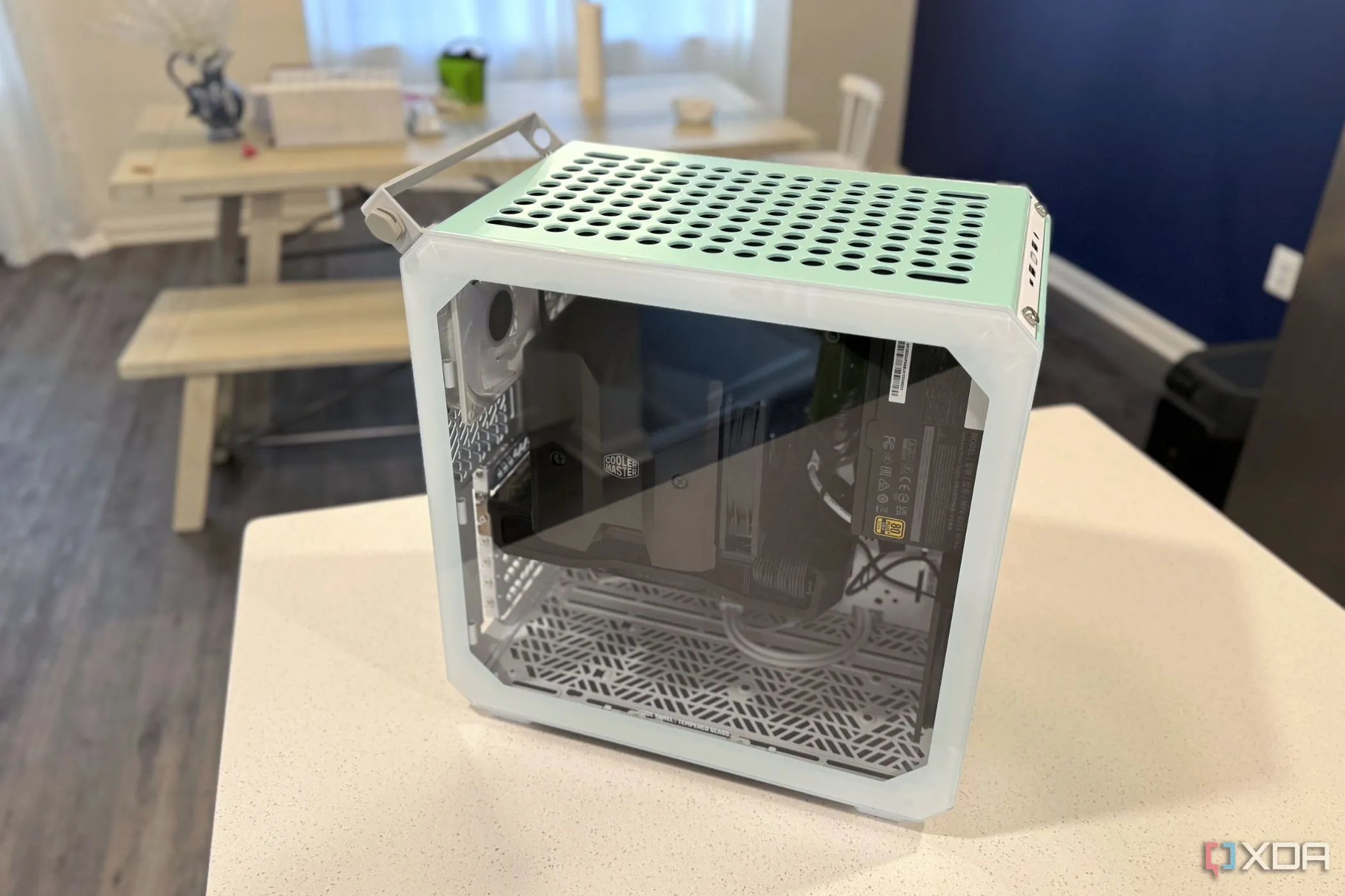 Vỏ case Cooler Master Qube 500 SFF đặt trên bàn bếp, biểu trưng cho thiết kế nhỏ gọn và những cân nhắc về tản nhiệt