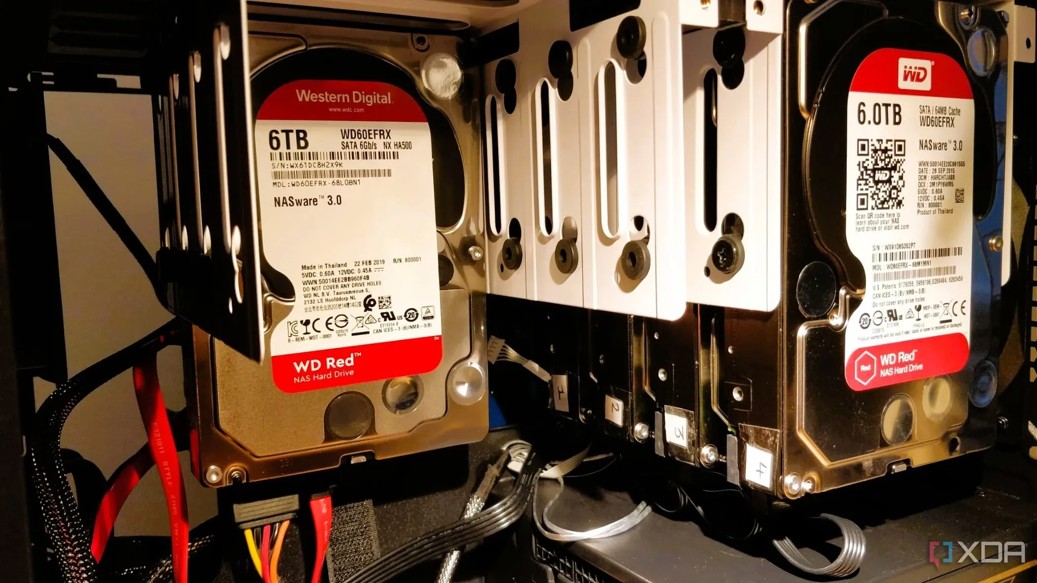Vỏ đựng ổ cứng HDD (caddy case) chứa nhiều ổ đĩa, biểu tượng cho việc mở rộng lưu trữ