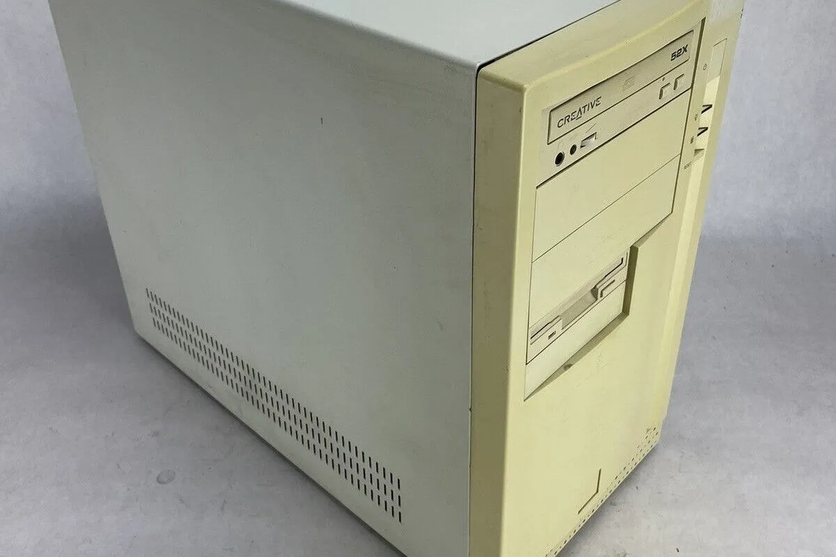 Vỏ máy tính cổ điển màu trắng với ổ đĩa CD-ROM và floppy, gợi nhớ về thiết kế PC 25 năm trước.