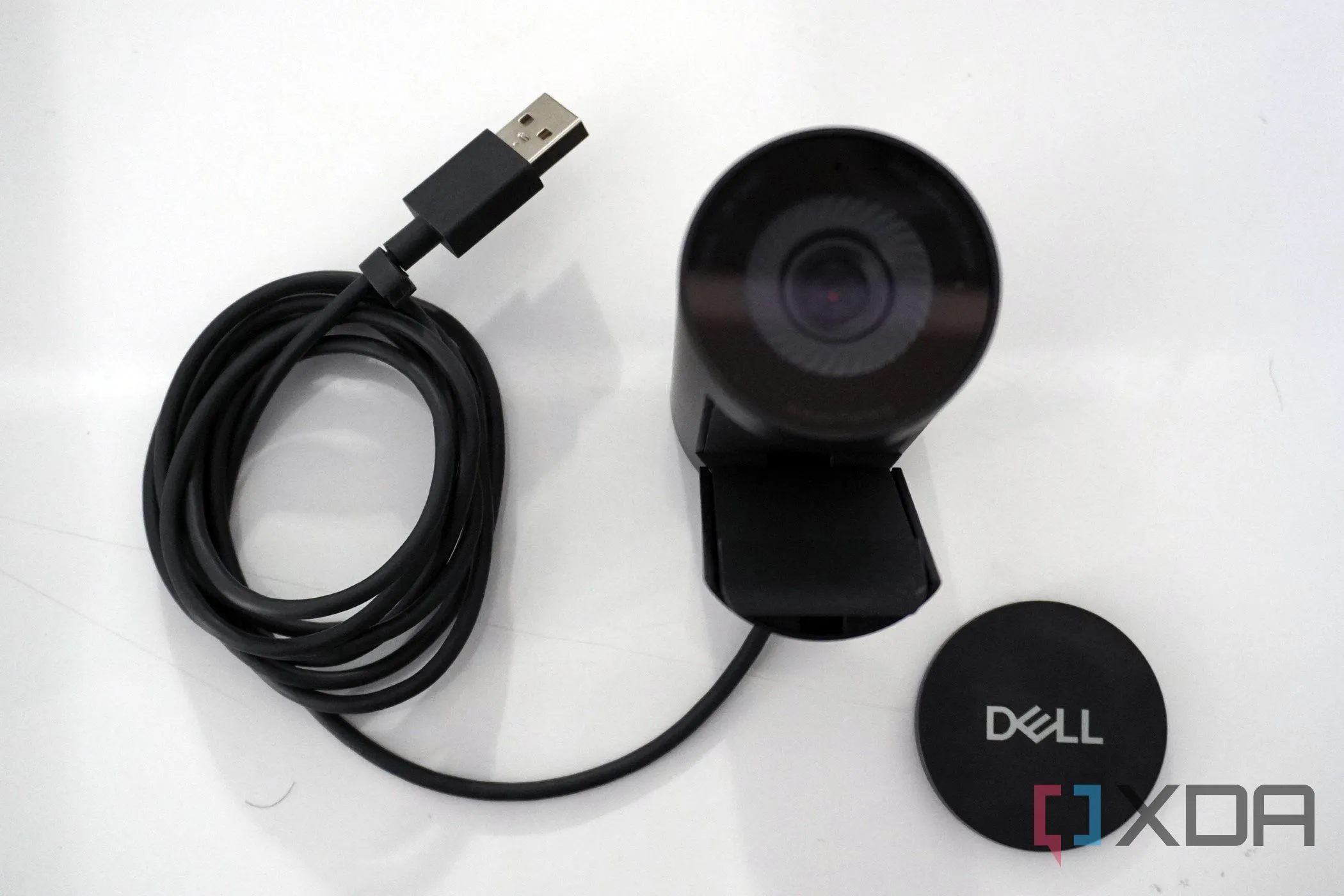 Webcam Dell Pro trên bàn làm việc, thể hiện việc có thể dễ dàng ngắt kết nối để bảo vệ quyền riêng tư