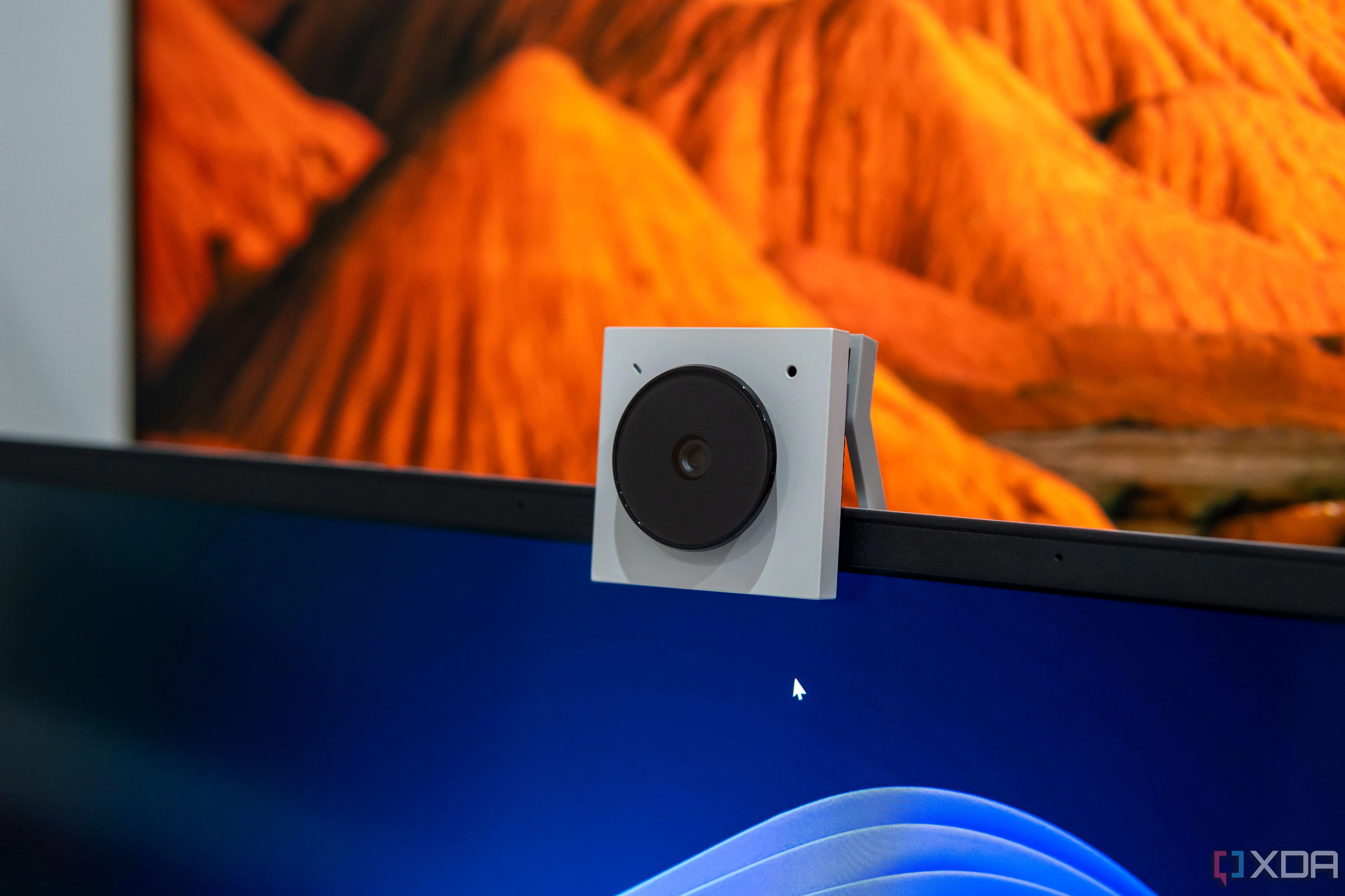 Webcam Opal Tadpole gắn trên laptop hiển thị cảnh núi cam, được sử dụng với OBS để điều chỉnh khung hình.